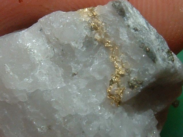 GOLD QUARTZ SPECIMEN 6.2 GRAMS AUSTRALIA GYMPIE MINE