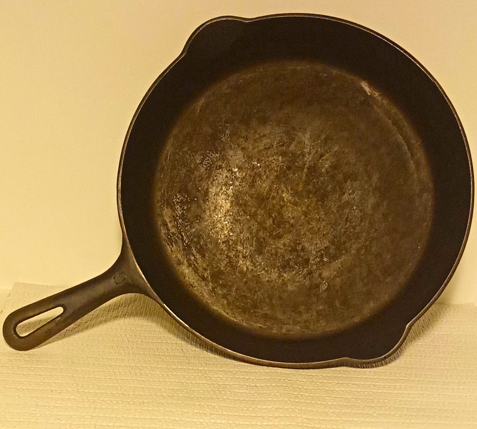 Griswold Vintage No. 9 Cast Iron Round Skillet Frying Pan, Black
