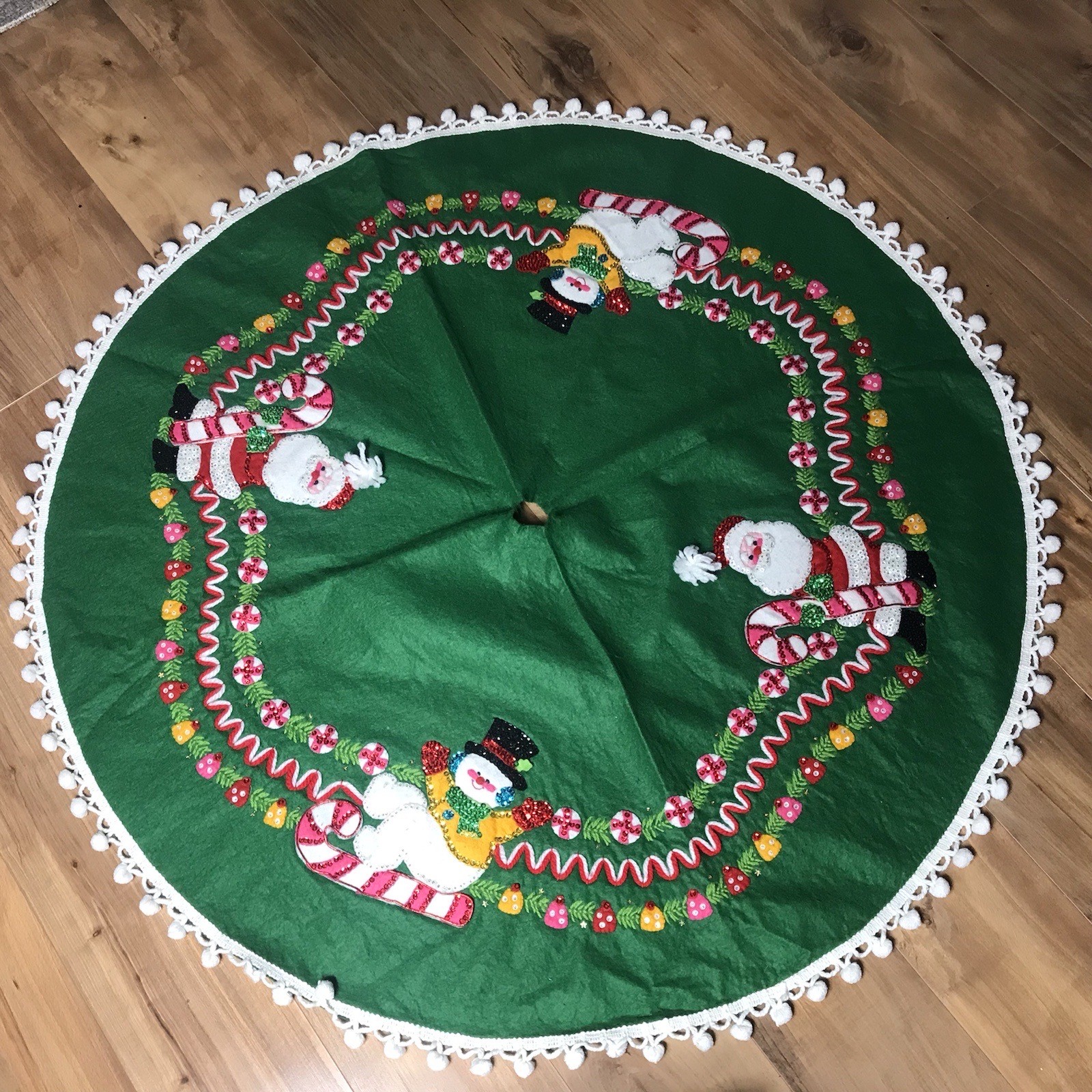 VINTAGE BUCILLA CHRISTMAS GREEN FELT EMBROIDERED SEQUIN SANTA SNOWMAN TREE SKIRT