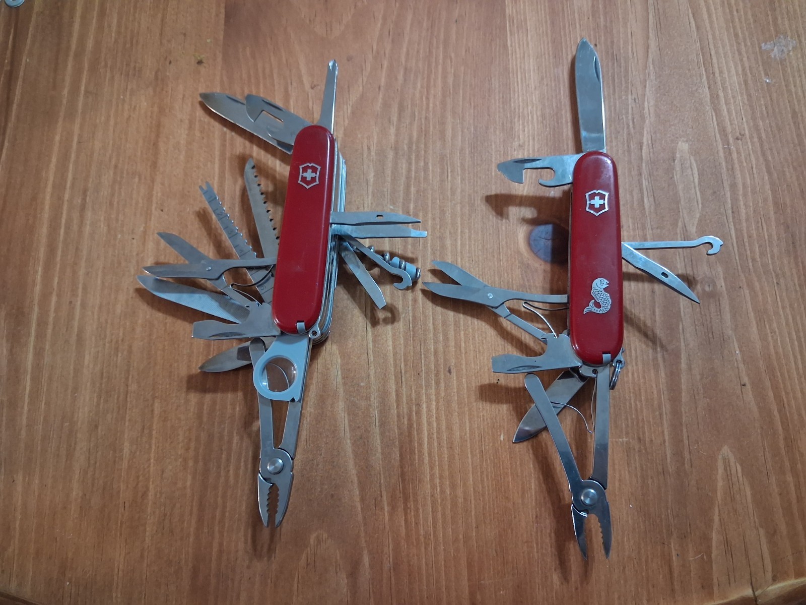 Lot Of 2 Victorinox Knives ANGLER DELUXE Swiss Army Knives - Red -  Vintage