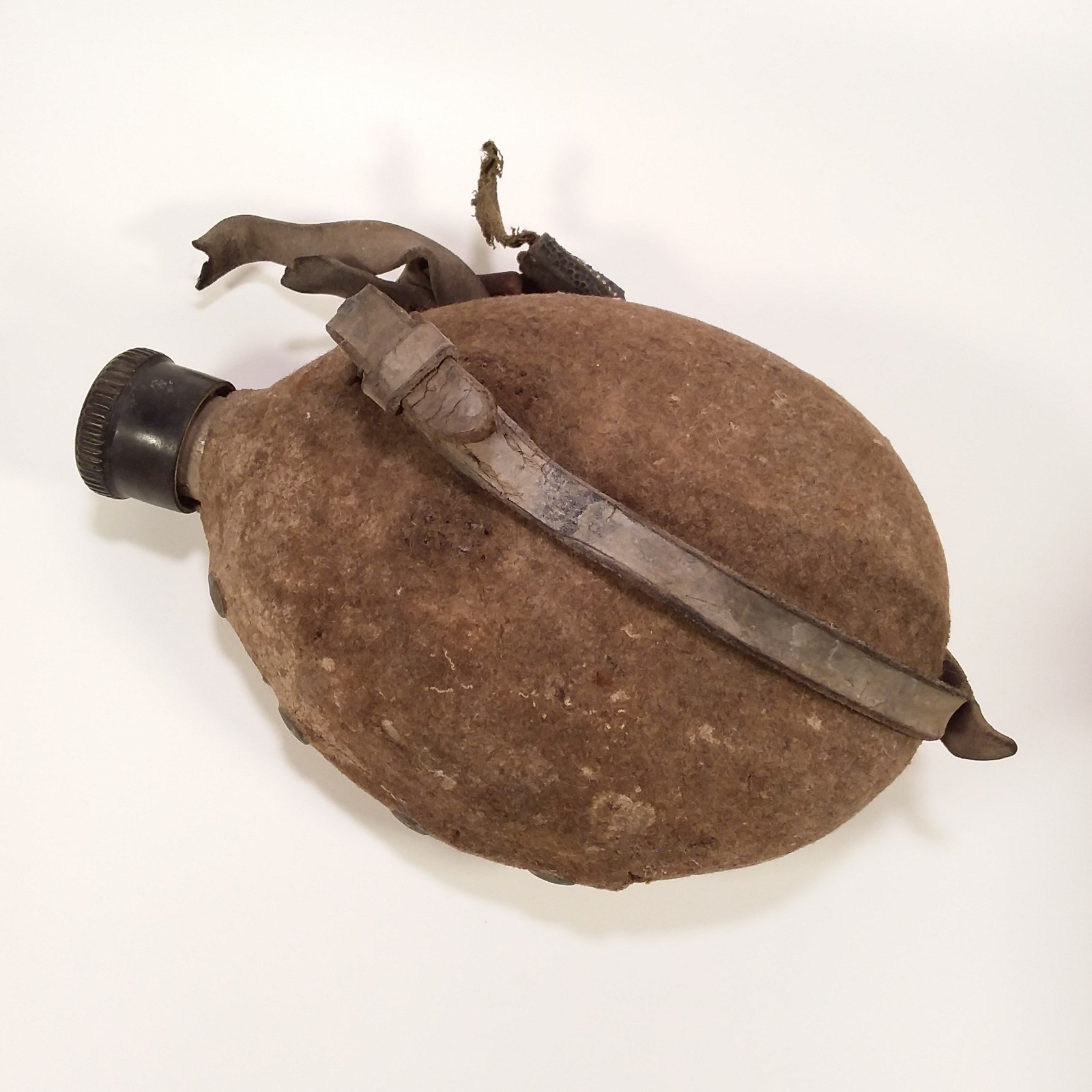 Vintage WWII German M31 Canteen Feldflasche - Wool Cover & Bakelite Cap