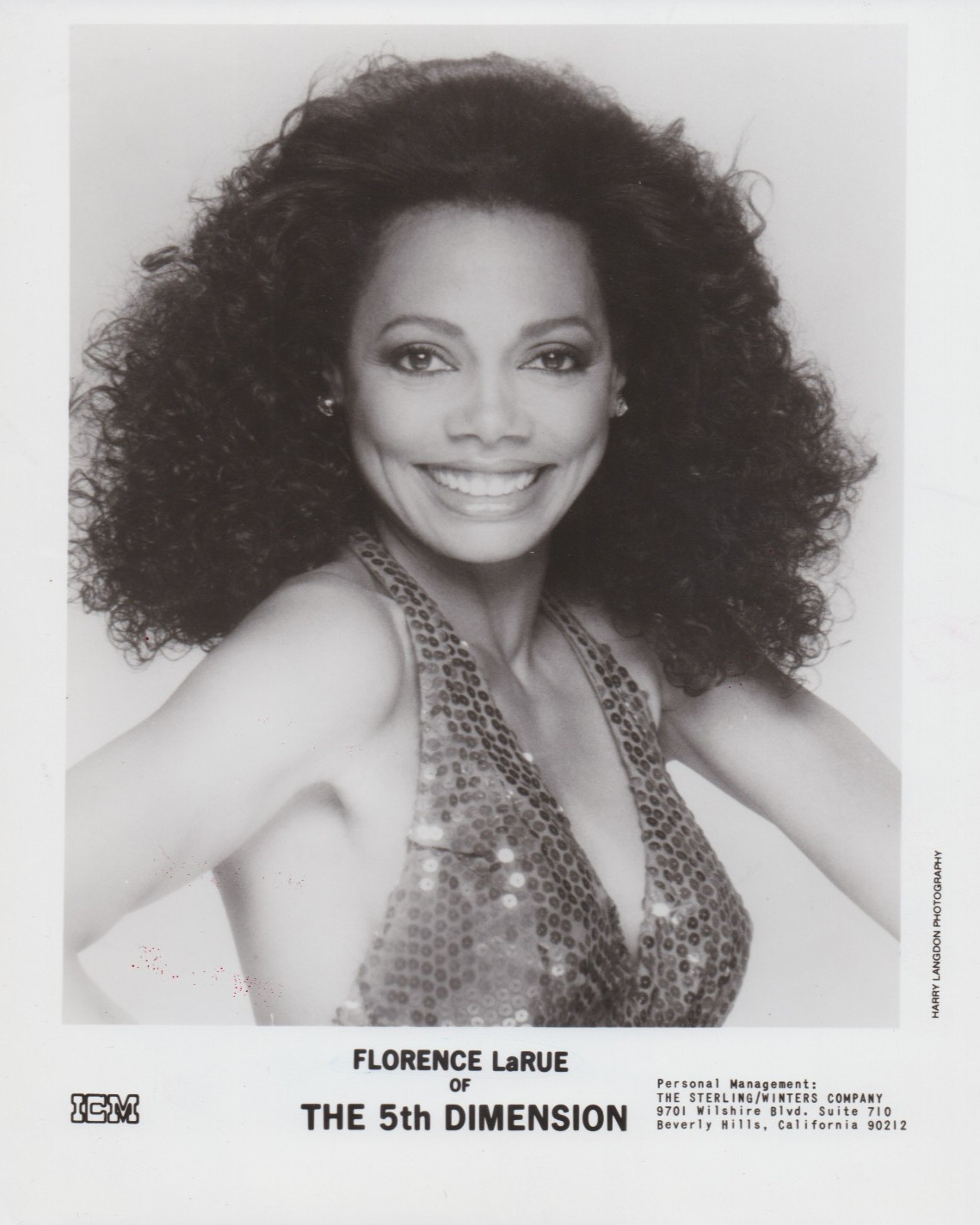 1983 Press Photo Florence LaRue of the 5th Dimension poses for Harry Langdon