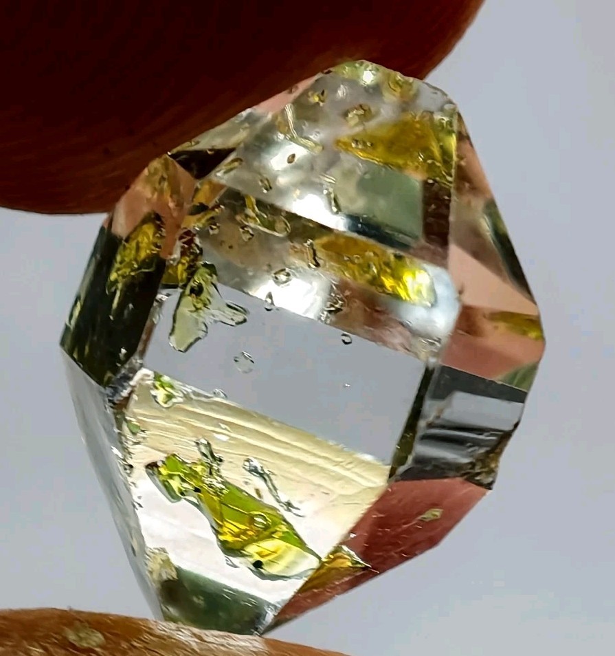 Petroleum Enhydro Quartz Crystal Having Good Luster & Beautiful Growth-Pak