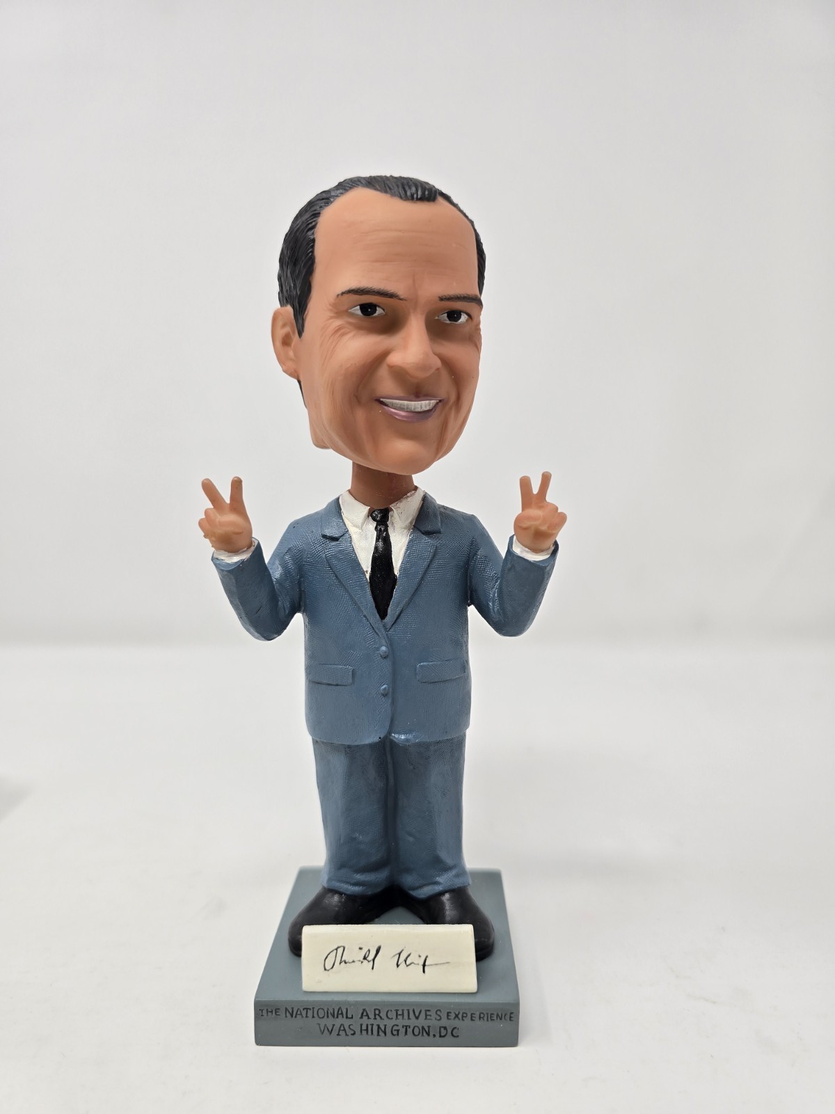 Richard Nixon Peace Sign Bobblehead National Archives 37th President RARE 