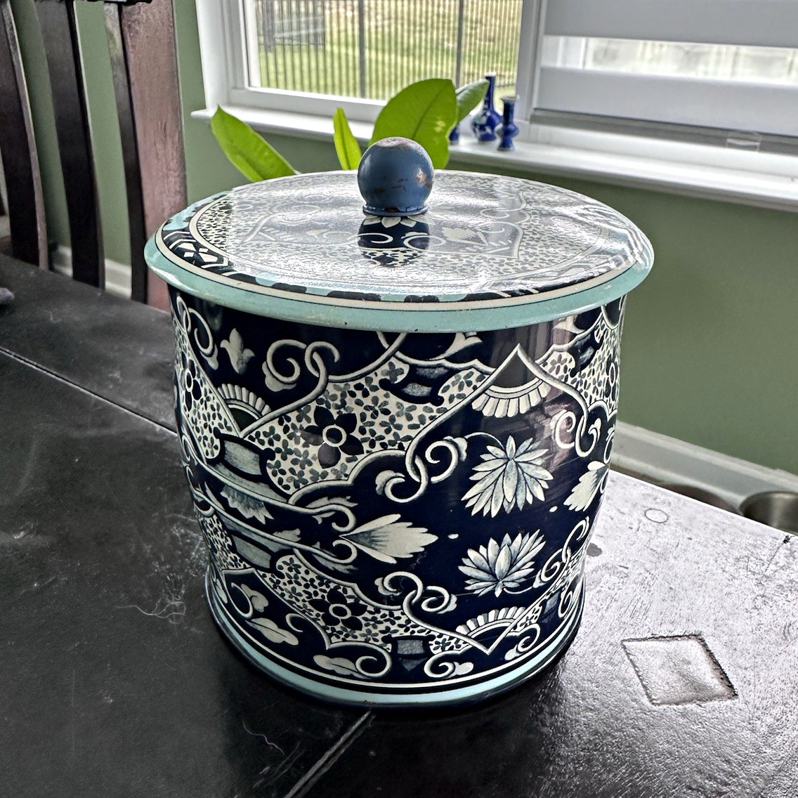 Daher Long Island NY Tin Container w/ Lid Made in England Blue White Floral