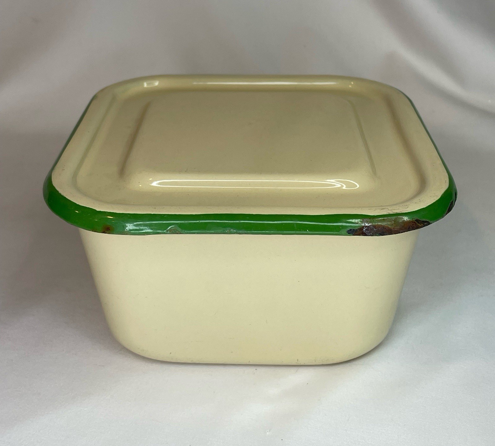 Vintage 1940s Beige And Green Trim Enamelware Refrigerator Storage Box Vintage 1940s Beige And Green Trim Enamelware Refrigerator Storage Box