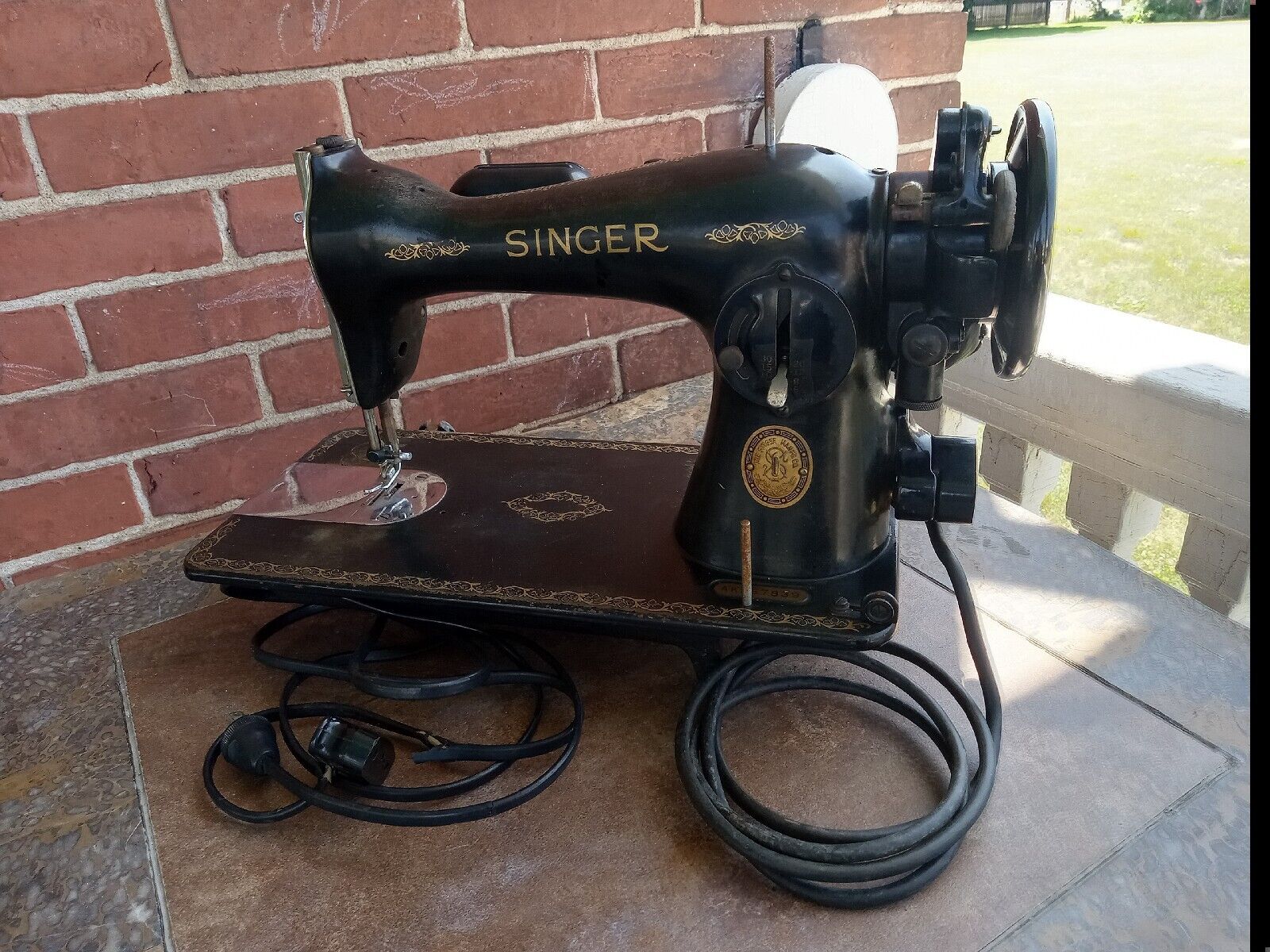 Vintage 1952 Singer Sewing Machine (Model 15-91) Black with Accessories 
