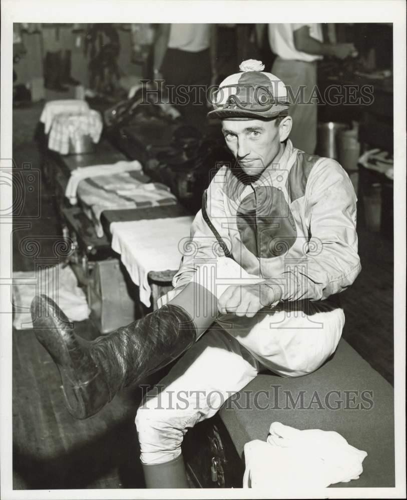 1957 Press Photo Jockey Dave Erb gets ready for a horse race - lra36153