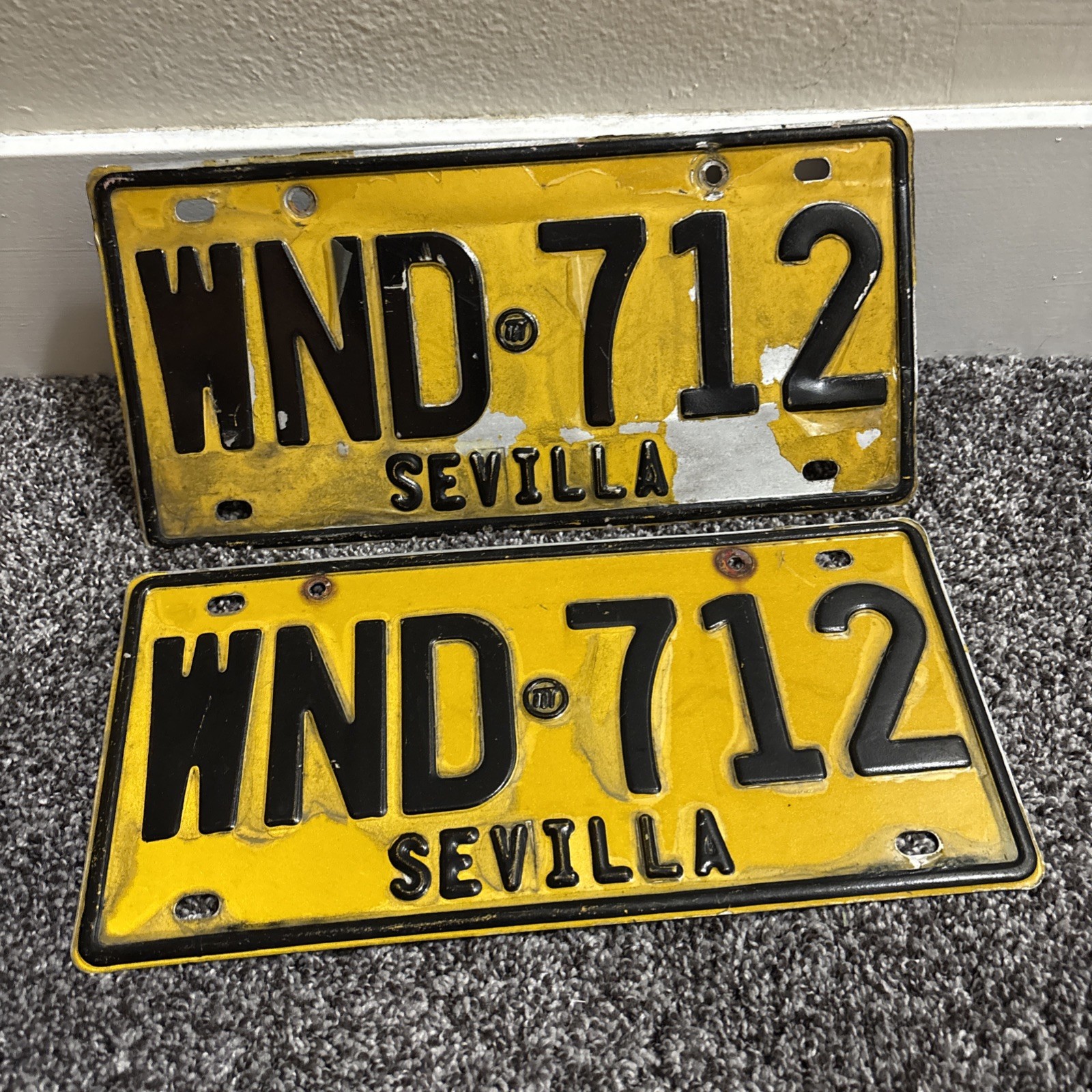 Colombia  Sevilla license plate  # WND 712, front and back plates car auto