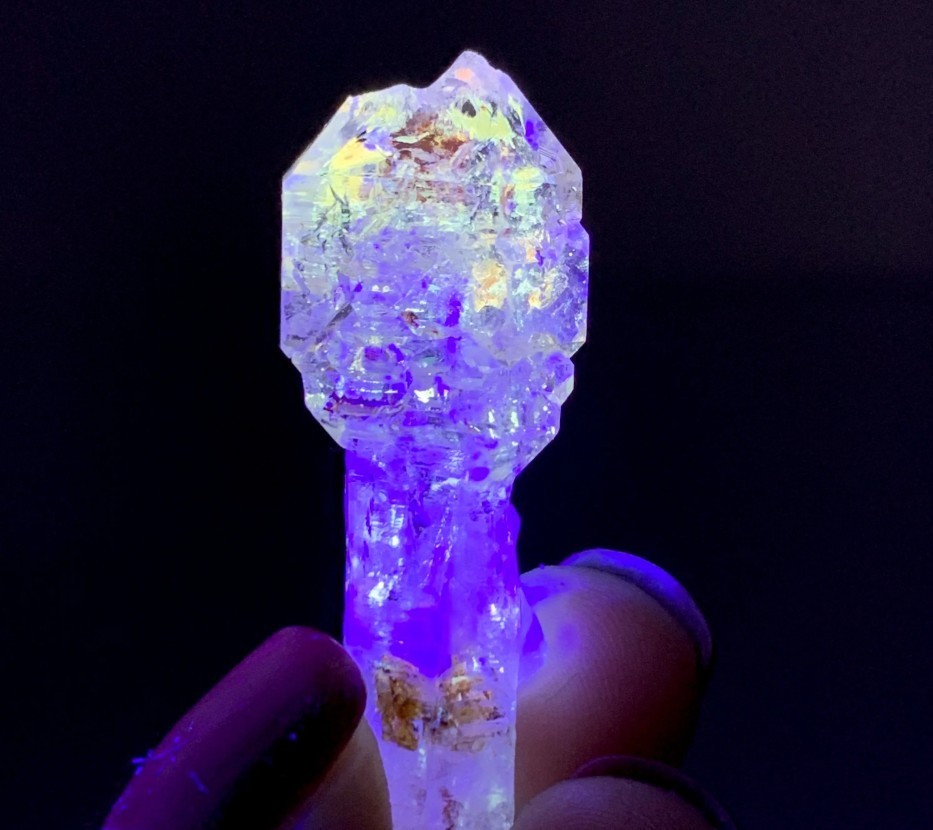Firefly Scepter Quartz (Petroleum Included Quartz)