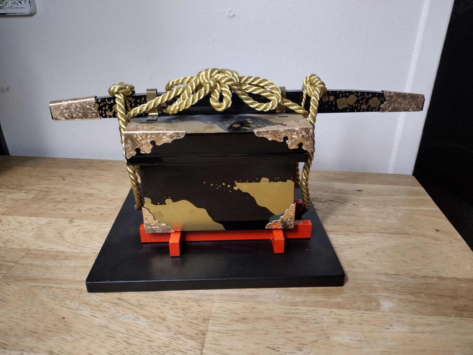 Vtg Japanese Hasami-Bako Black Lacquer Miniature Wooden Box w/Samurai Sword