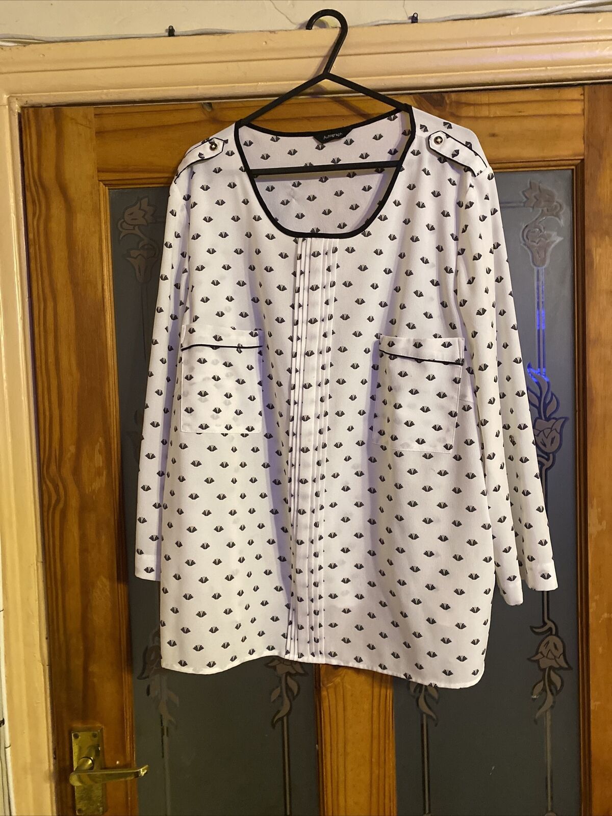 M&S SIZE 20 TOP IN IVORY WITH PATTERN AND POCKETS