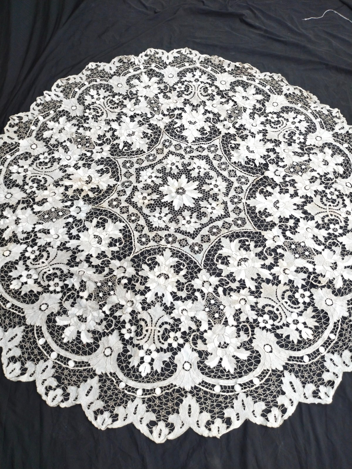 Vintage Handmade Round Needle Lace Tablecloth Exquisite Floral Centerpiece Cover