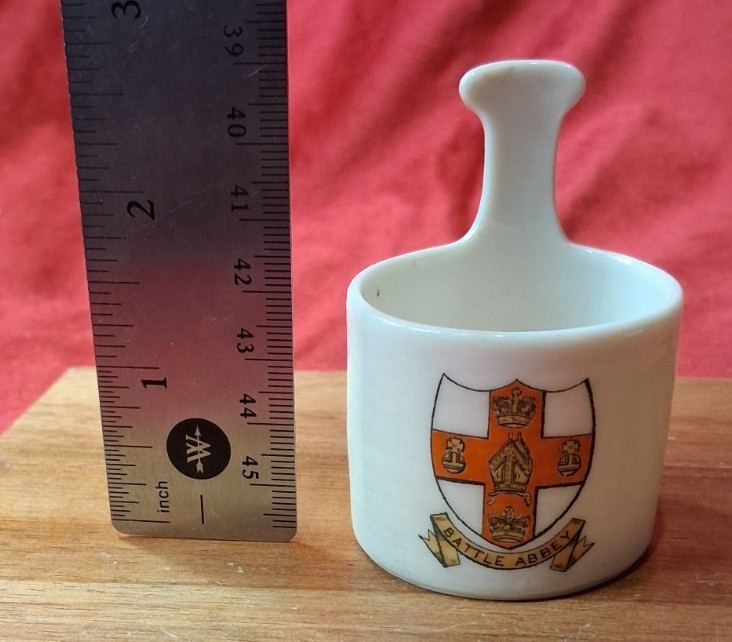 Antique W.H. Goss Miniature Ancient Irish Wooden Noggin Battle Abbey Crest