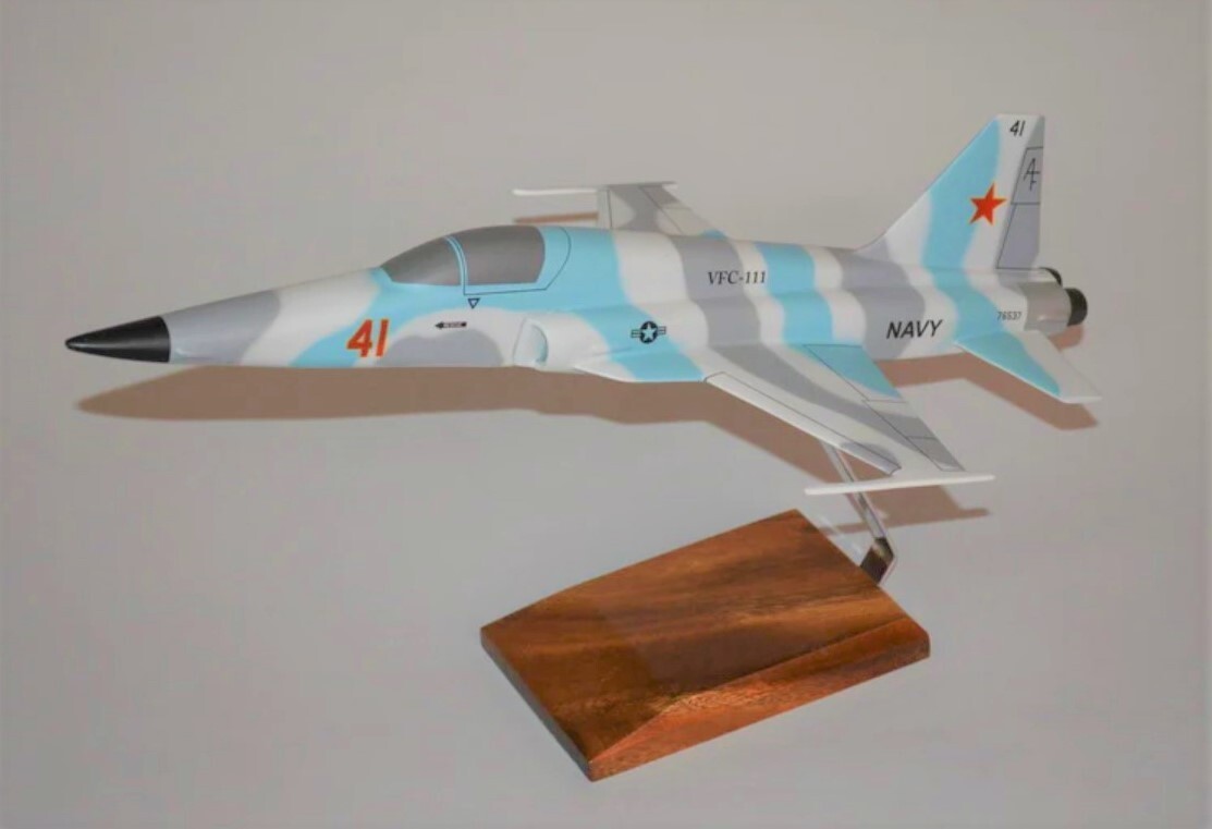 USN Northrop F-5E Tiger II Aggressor VFC-111 Desk Display Model 1/36 SC Airplane