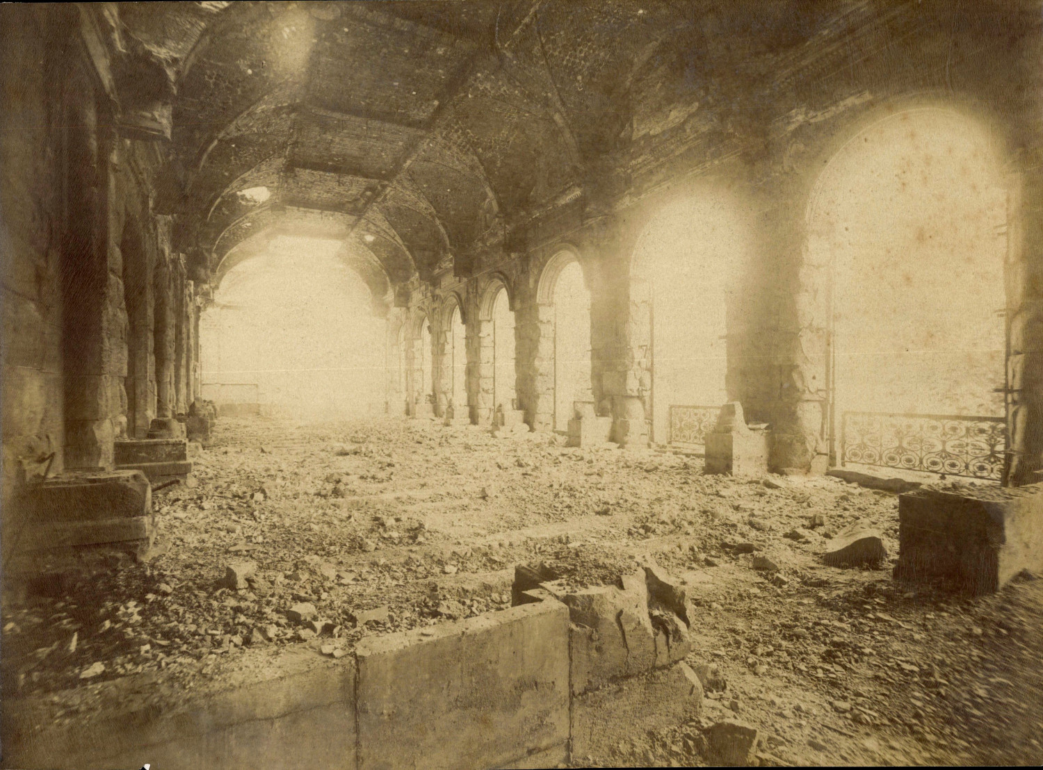 France, Paris, le Conseil d'State burned, interior view of the grand salon d& France, Paris, le Conseil d'State burned, interior view of the grand salon d&