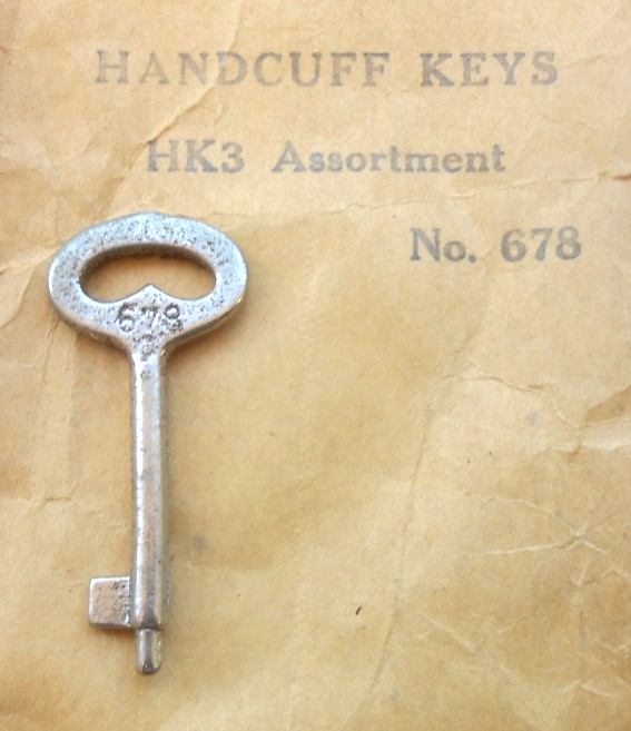 RARE  Vintage   Handcuffs  Key  #678