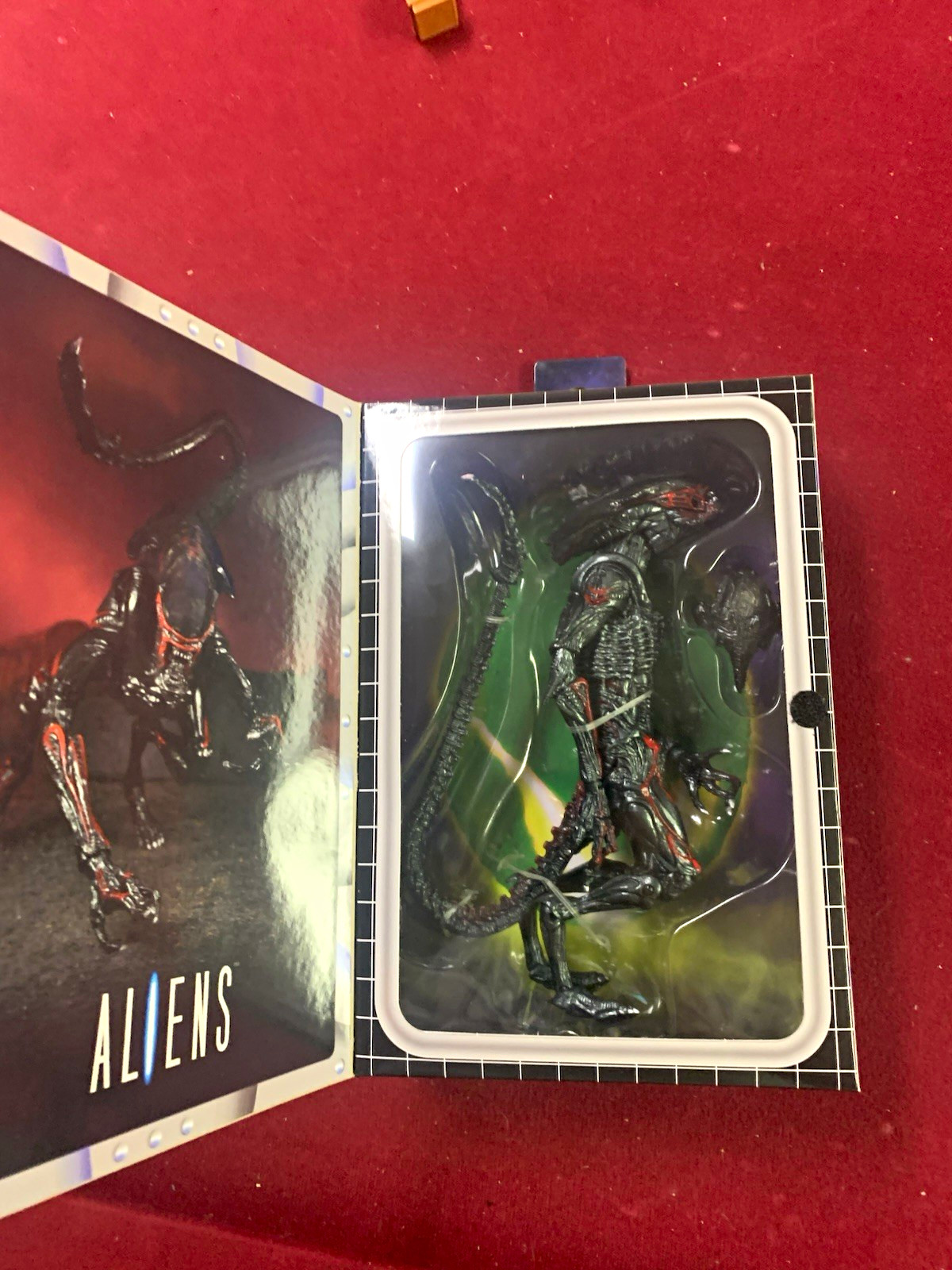 NECA Aliens Night Cougar Alien Action Figure w/ Magnetic Kamikaze Parasite