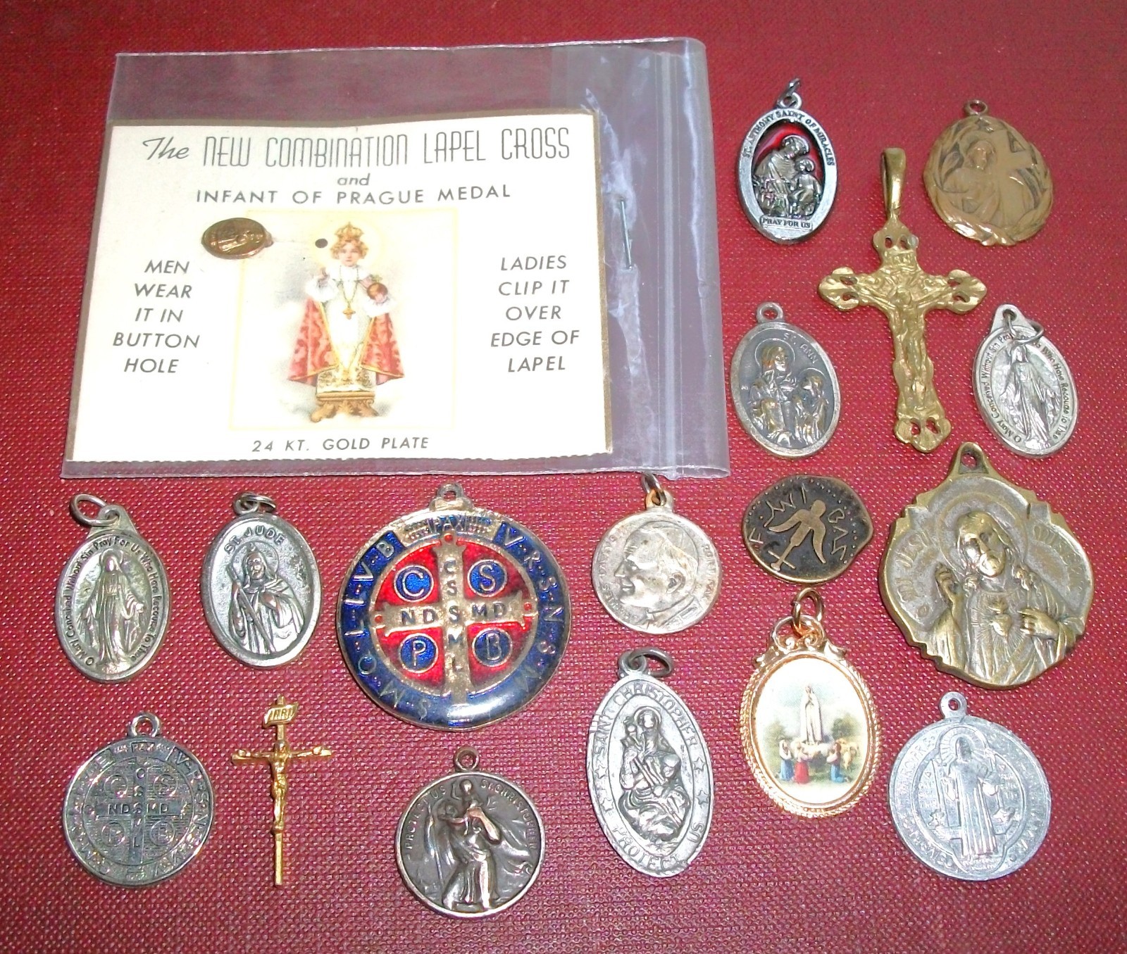 18 VINTAGE RELIGIOUS CATHOLIC ITEMS HOLY PENDANT MEDALS LOT *Pope *Saint *Jesus
