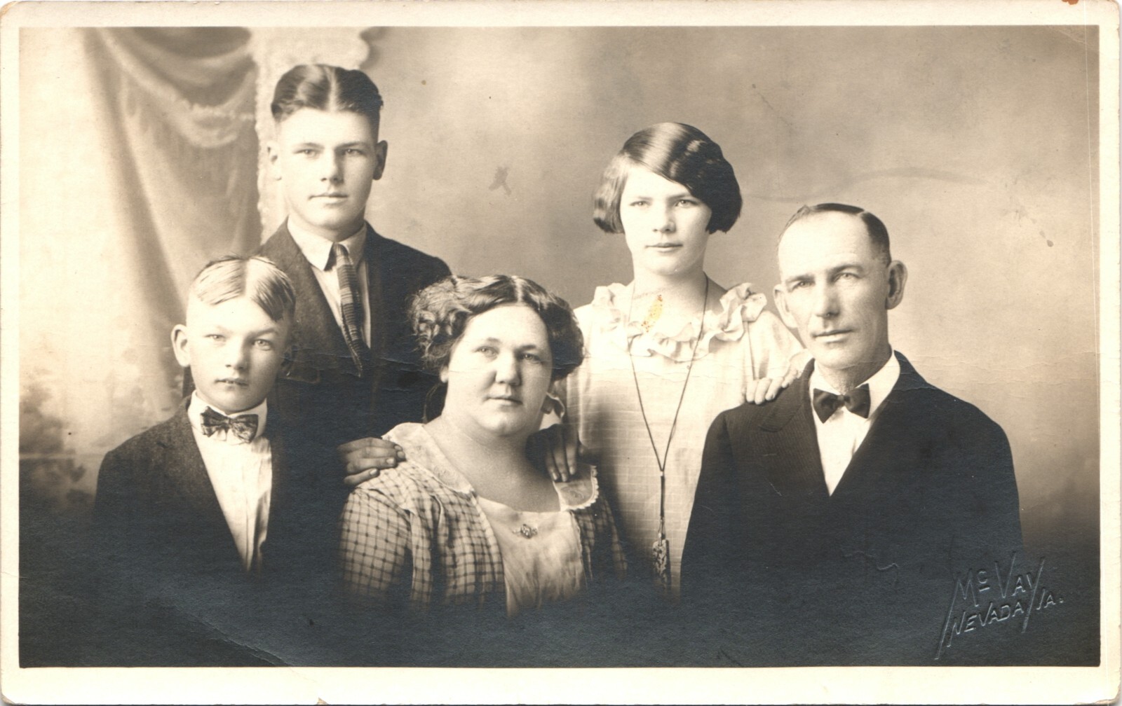 NEVADA, IA, FAMILY PORTRAIT real photo postcard IOWA ANTIQUE RPPC c1910 NEVADA, IA, FAMILY PORTRAIT real photo postcard IOWA ANTIQUE RPPC c1910