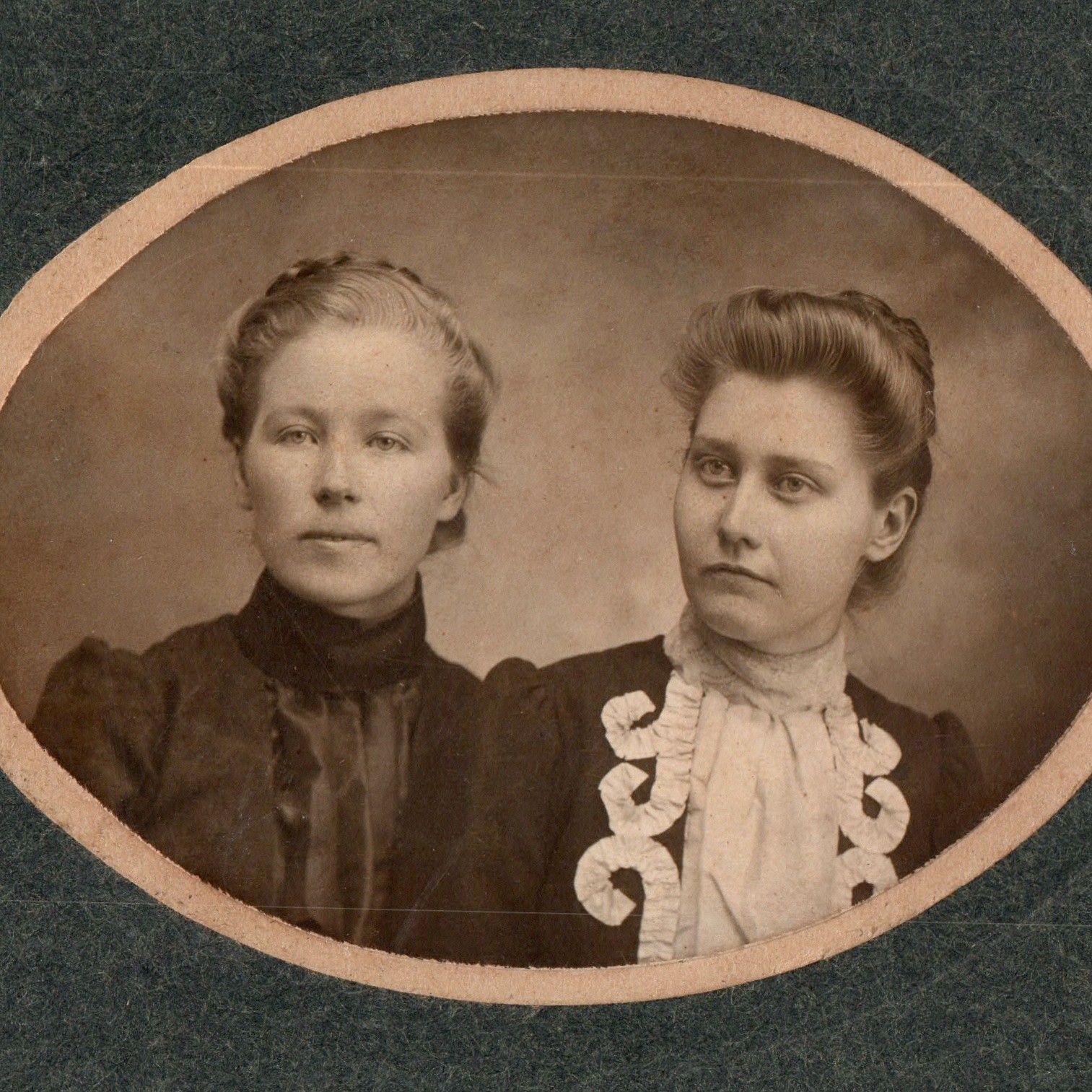 c1900s Red Oak, IA Carlson Studio Mounted Photo Two Women Victorian Fashion Vtg