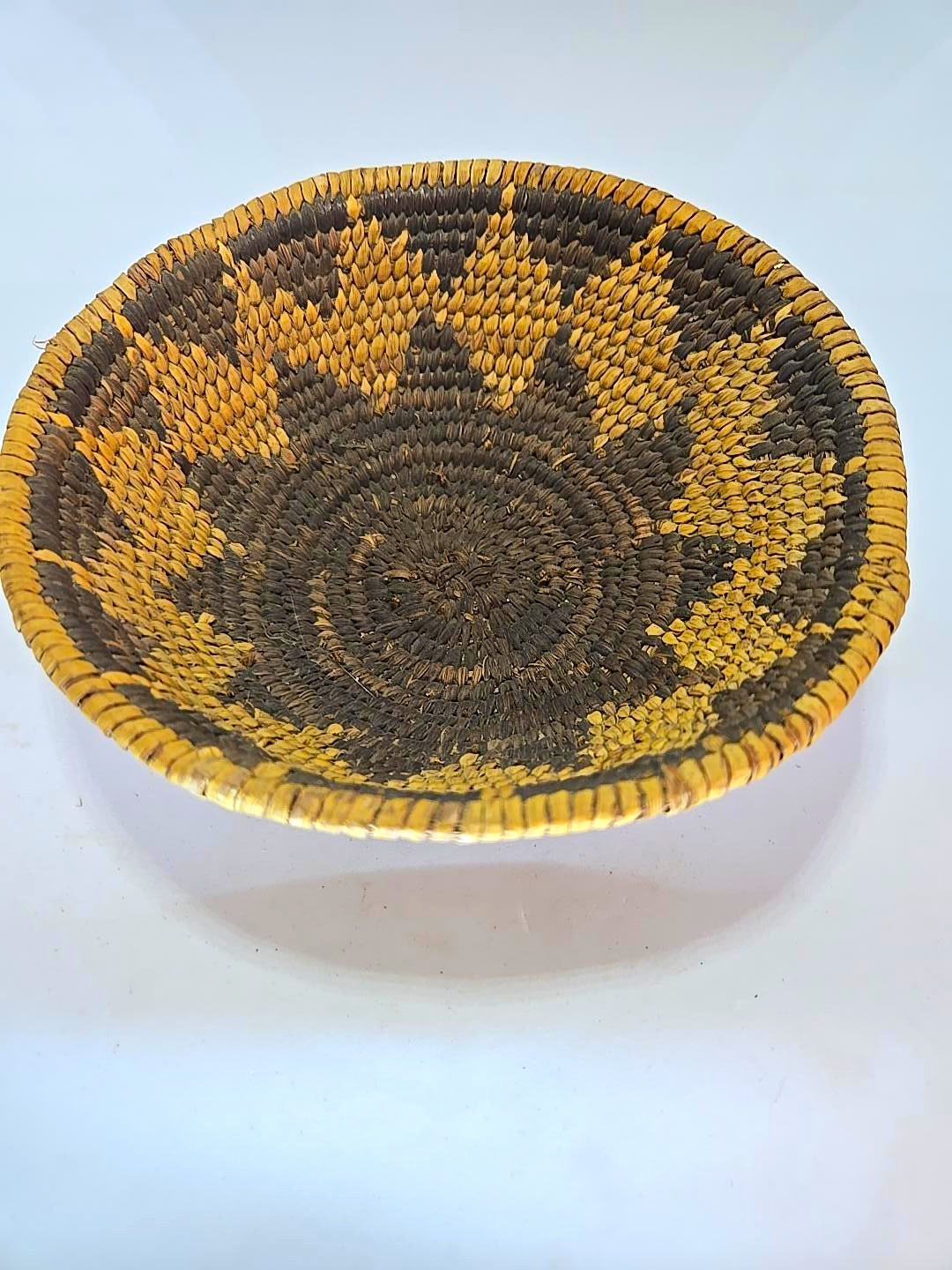 ANTIQUE WESTERN APACHE NATIVE AMERICAN COILED BASKET -DEVILS CLAW C. 1900-1925