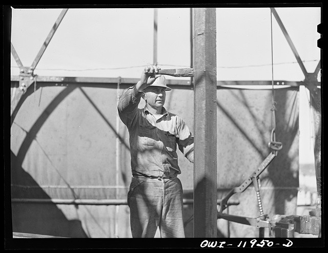 Photo:Oilfield Worker Drilling Rig 1935-1945 Industrial Labor