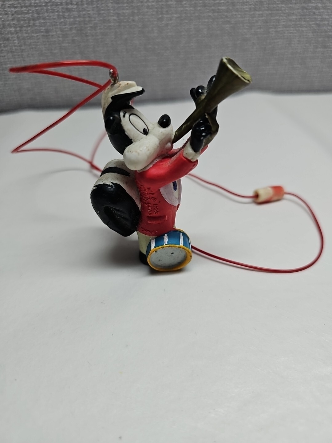 Vintage 95 Pepe Le Pew Band Necklace Figure Warner Bros Looney Tune Horn Drum Vintage 95 Pepe Le Pew Band Necklace Figure Warner Bros Looney Tune Horn Drum