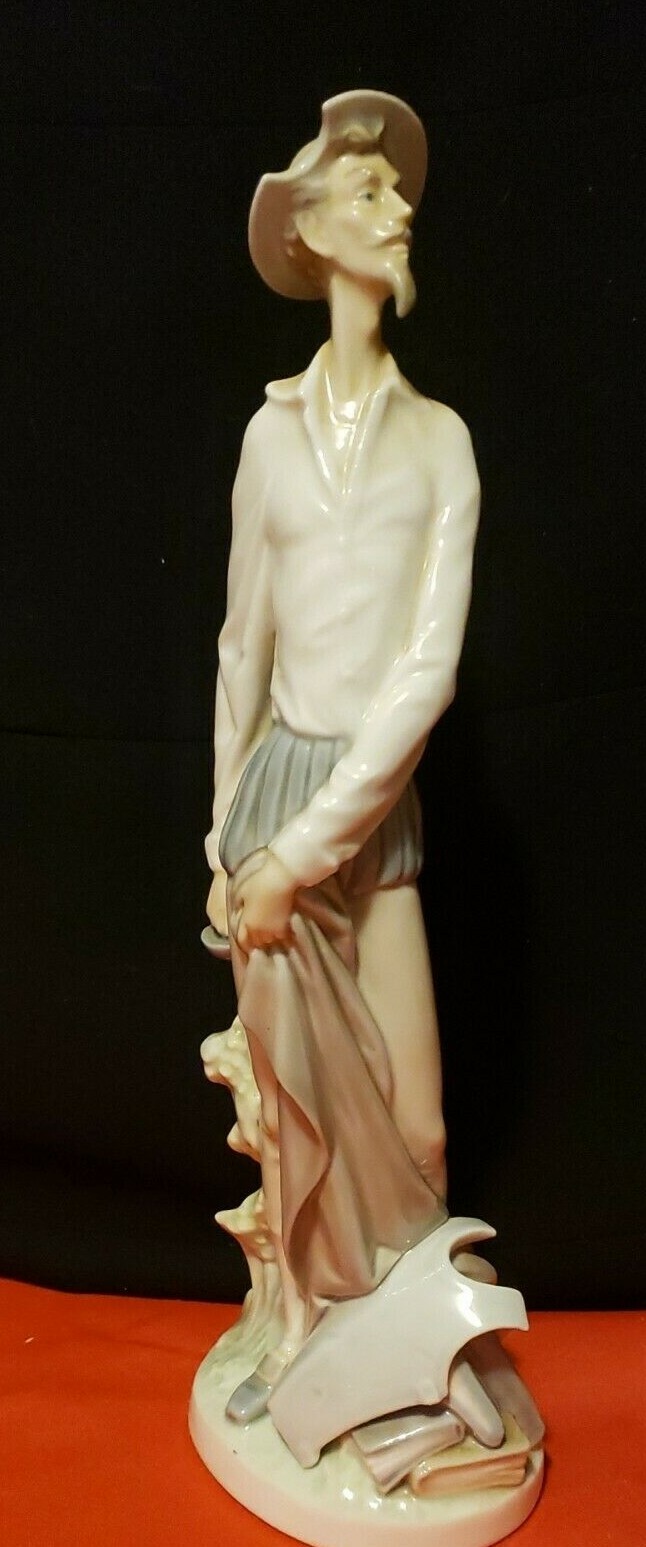 Beautiful LIADRO PORCELAIN MAN FIGURINE, Don Quixote No Sword    #4854 Retired
