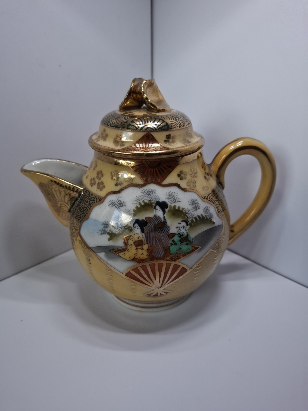 Antique Japanese Kutani Porcelain Teapot Hand Painted Geisha Gold Moriage Signed
