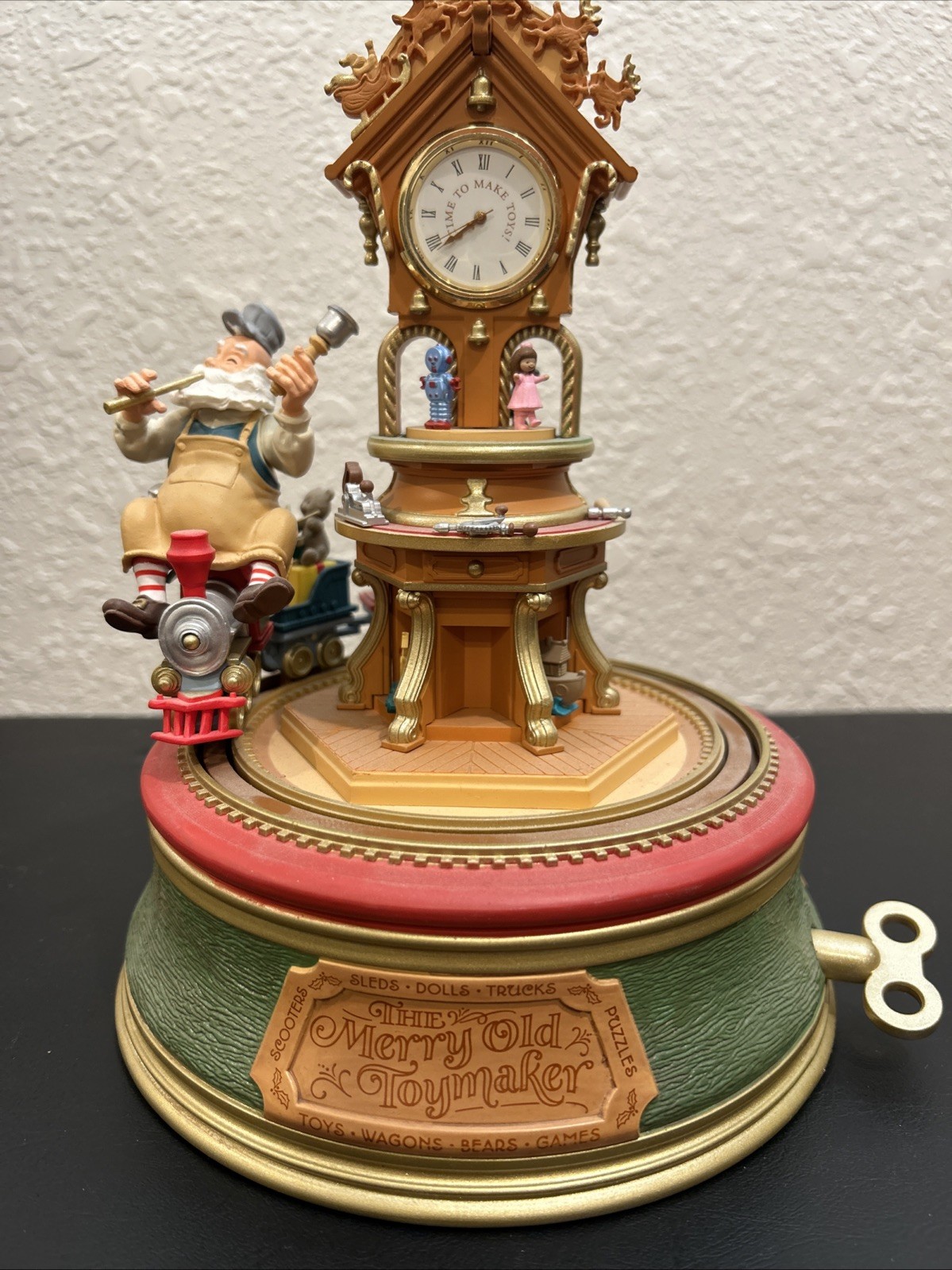 2005 Hallmark Keepsake The Merry Old Toymaker Animated Music Clock QFM4301 Box