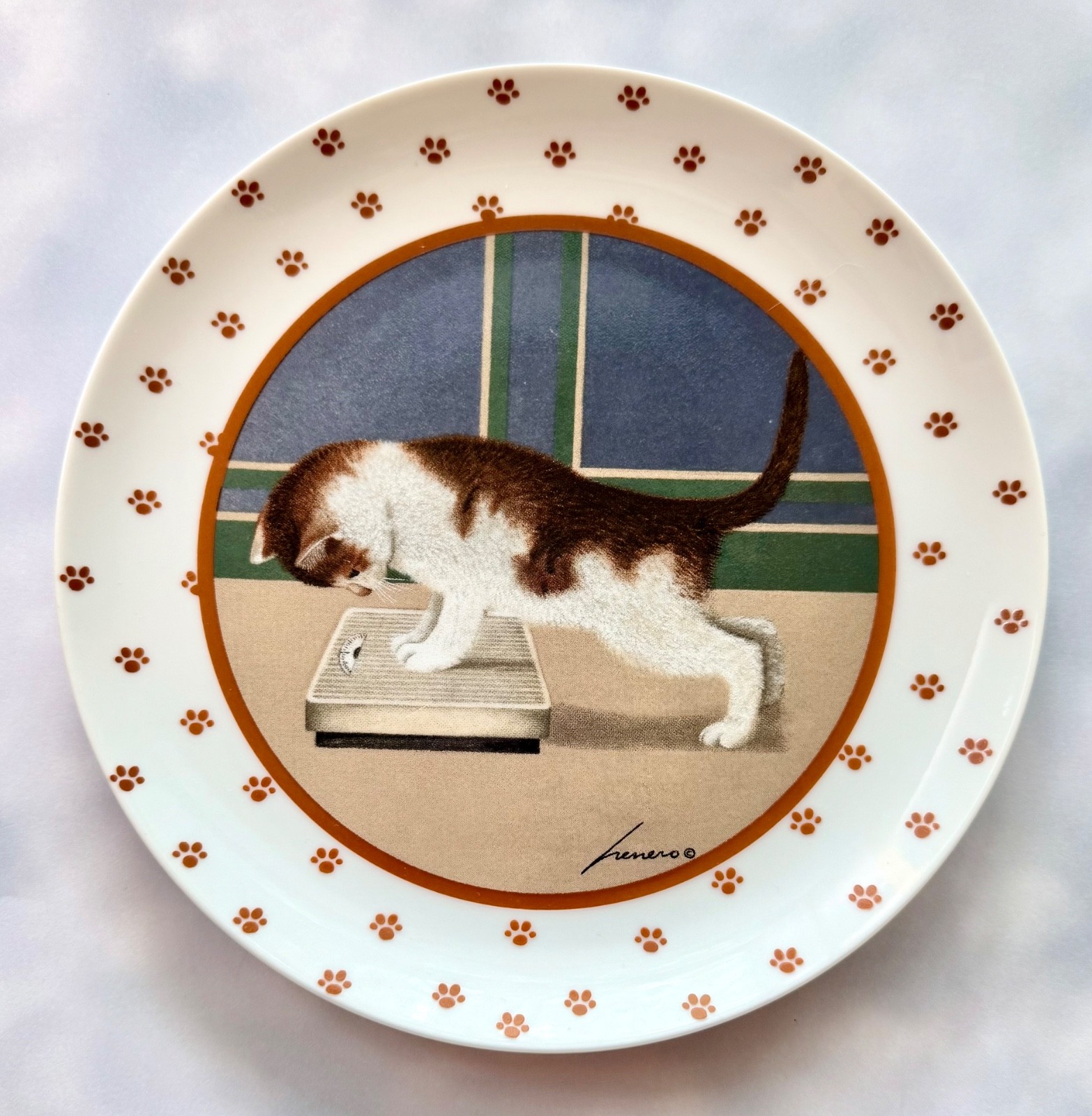 Vintage Lowell Herrero Cat Plate KITTEN ON SCALE by Vandor dated 1989