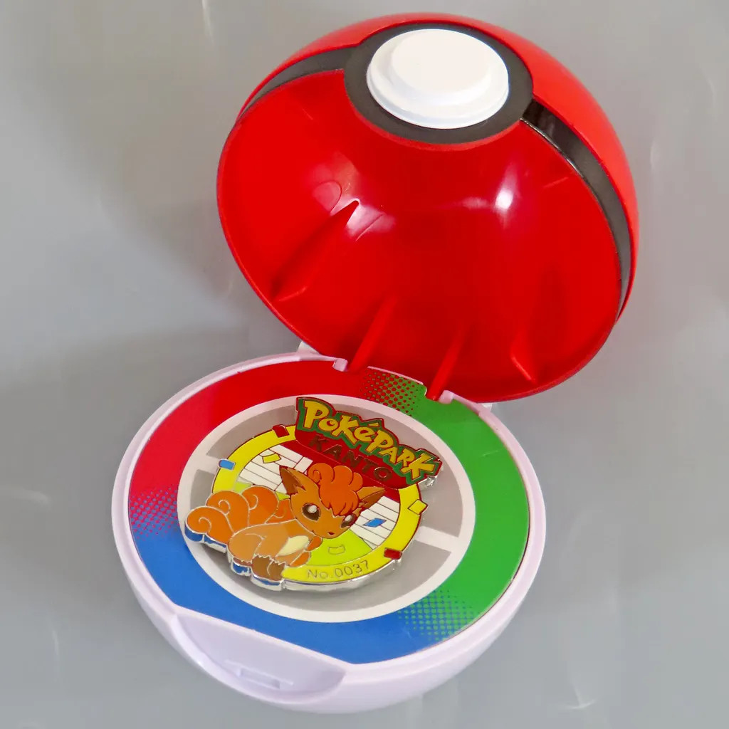 Vulpix Badge Pin Pokémon Pokepark Kanto Monster Ball with Case  Pokémon  **Ex