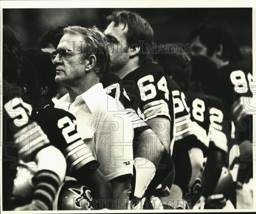 1980 Press Photo Saint's head Dick Stanfel during National Anthem.
