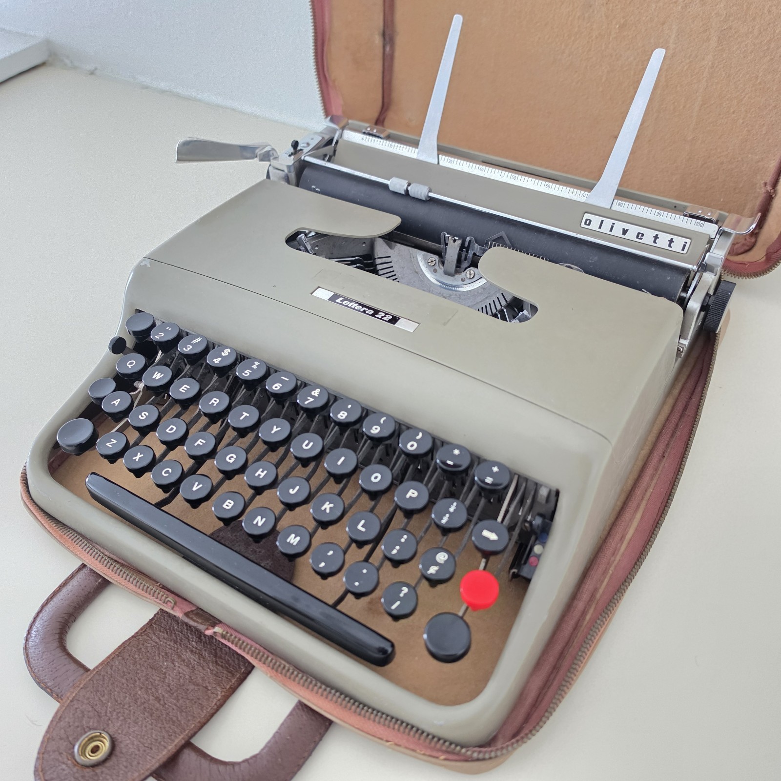 1950 Olivetti Lettera 22 Manual Portable Steel Typewriter w/ Case - Beige