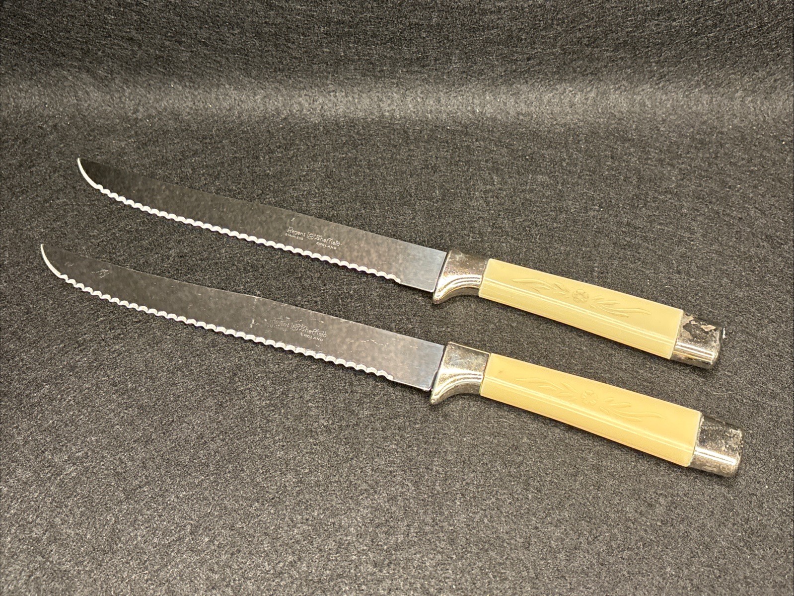 VTG Set 2 REGENT SHEFFIELD Forever Sharp 12”Bread Knives  MCM  Bakelite England