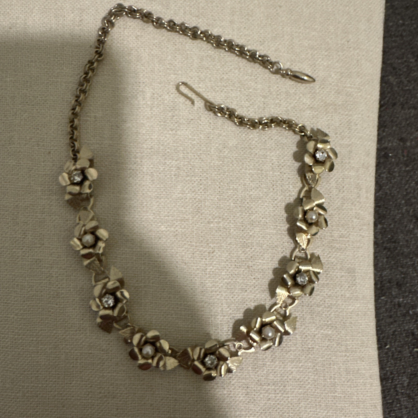 Vintage Mid Century Goldtone Necklace In floral Theme
