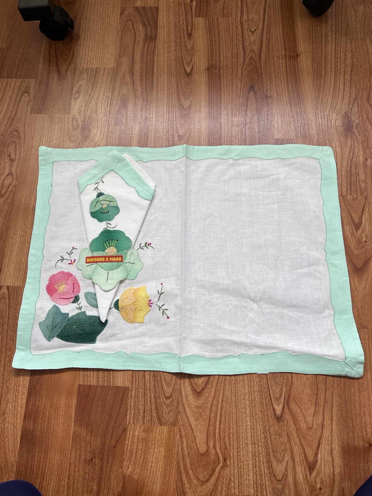 VTG Mid-Century Hand Embroidered Set Placemats & Napkins (4) Madrid Spain NEW