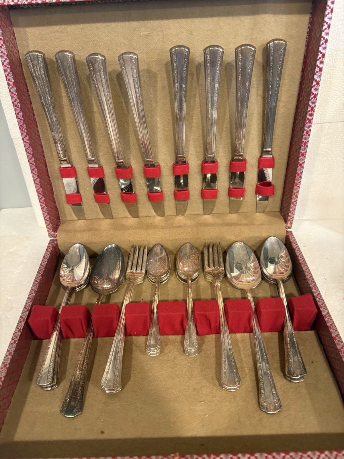 VINTAGE ROGERS DELUXE PLATE SILVERPLATE GRACIOUS SILVERWARE 34 PIECES W/ CASE