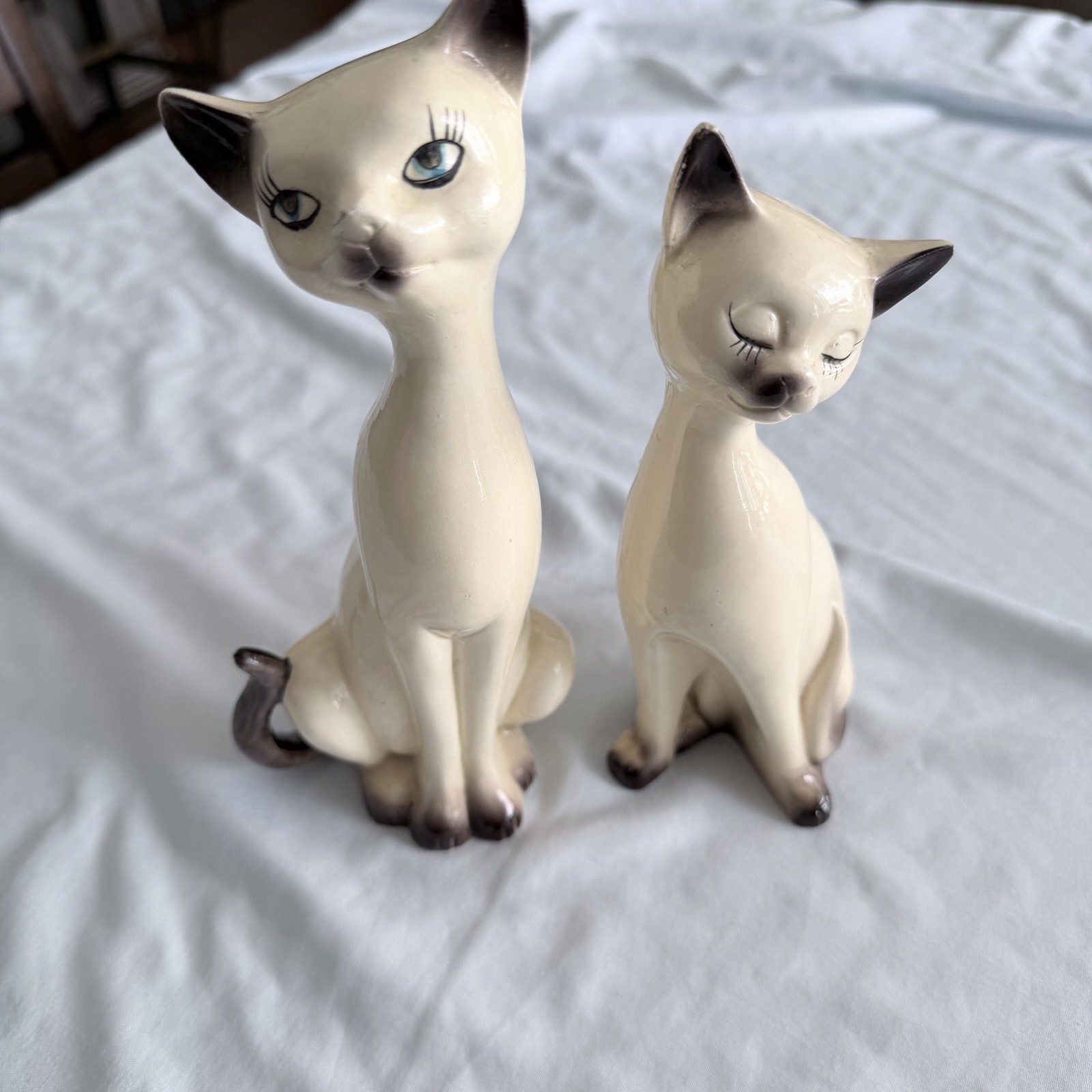 2 VTG MCM Ceramic Long Neck Siamese Cats Pair Figures Napcoware Japan Nice