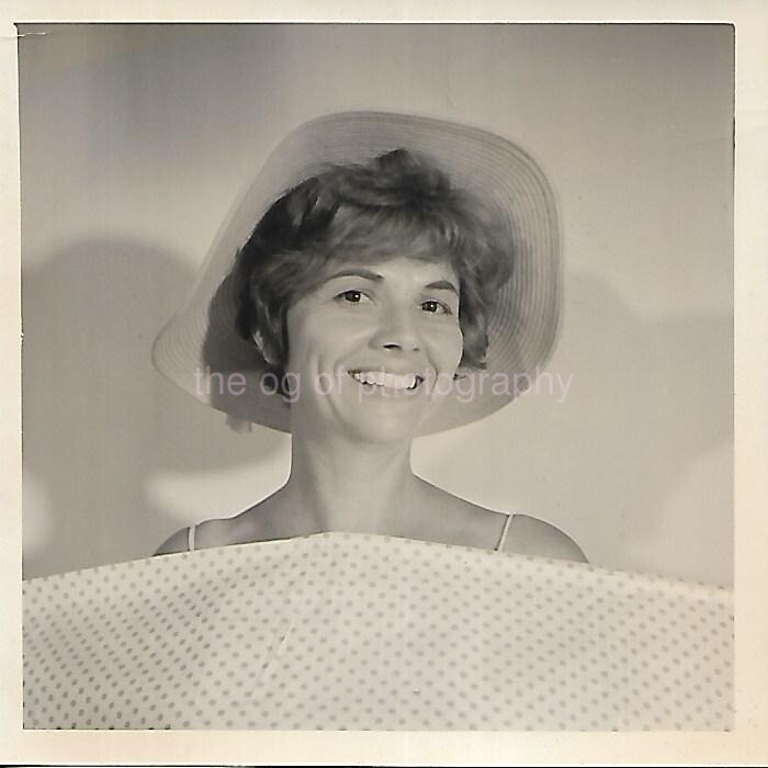 20th CENTURY WOMAN Vintage FOUND FAMILY PHOTO Black And White ORIGINAL 411 48 M