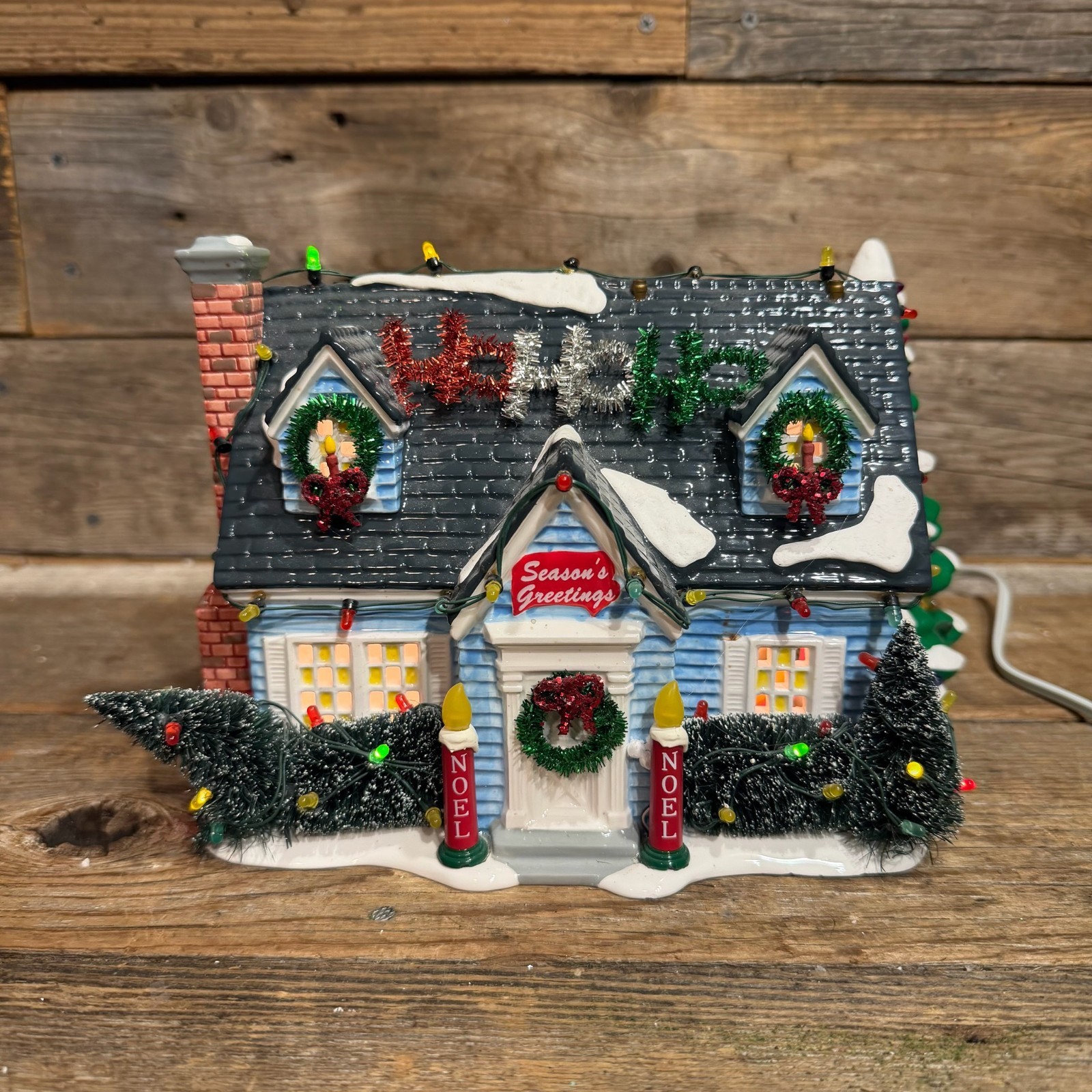 2000 Department 56, Snow Village, The Holiday House, T & W