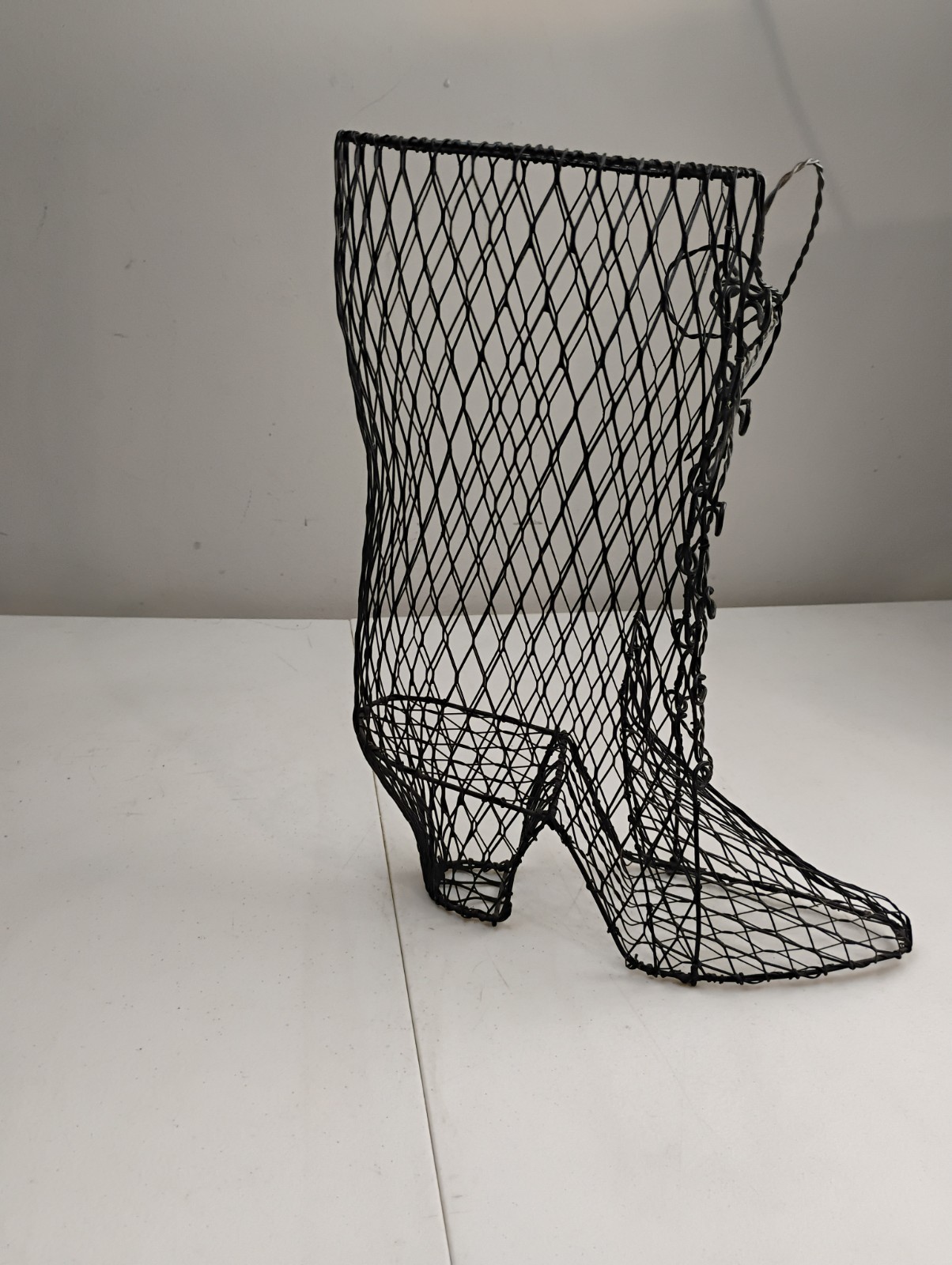 VTG. VICTORIAN STYLE WOMEN\'S WIRE MESH ART BOOTS DECOR. BASKET/SCULPTURE