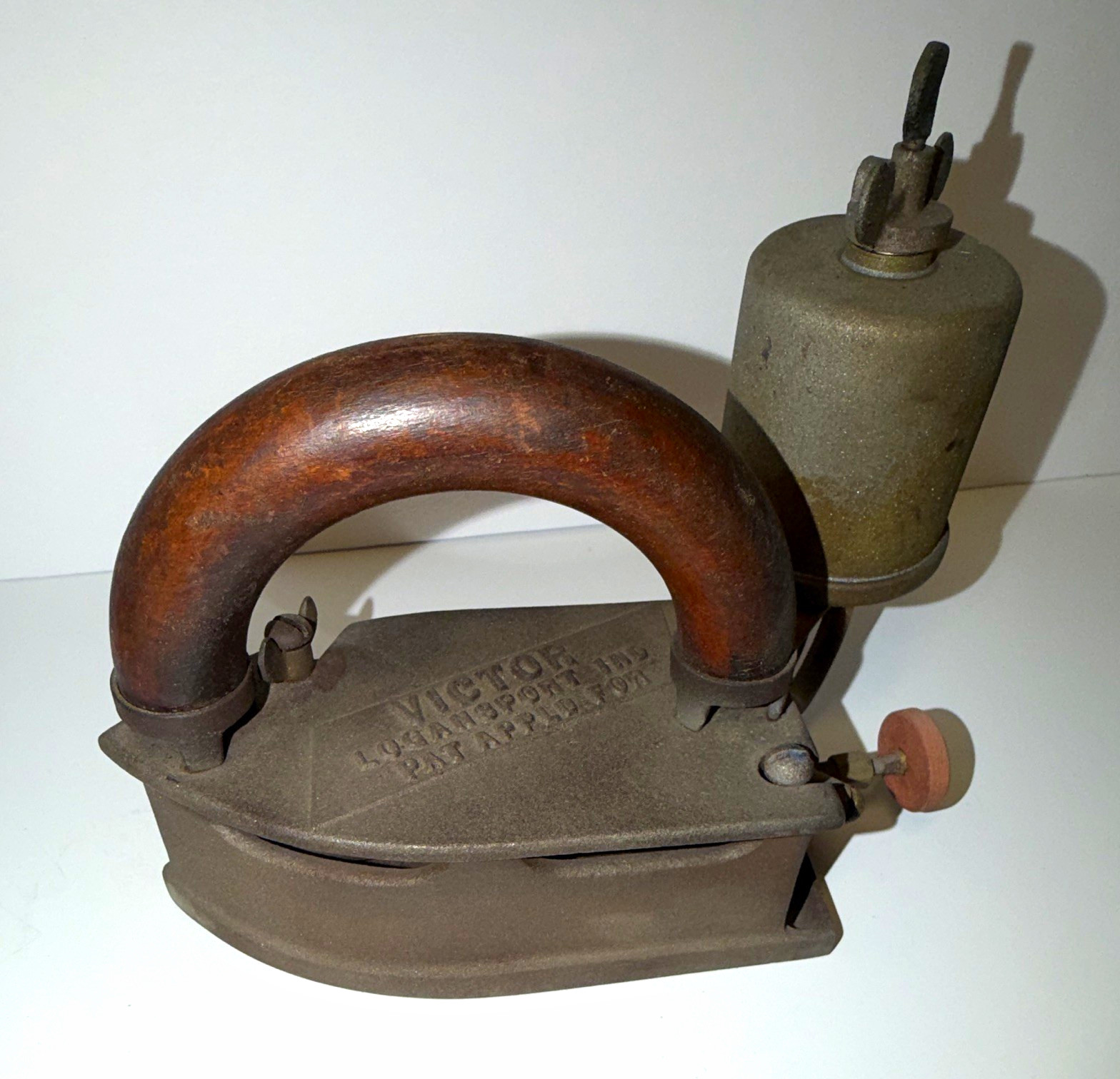 Vintage Victor Logansport Ind , liquid fuel iron ( b21)