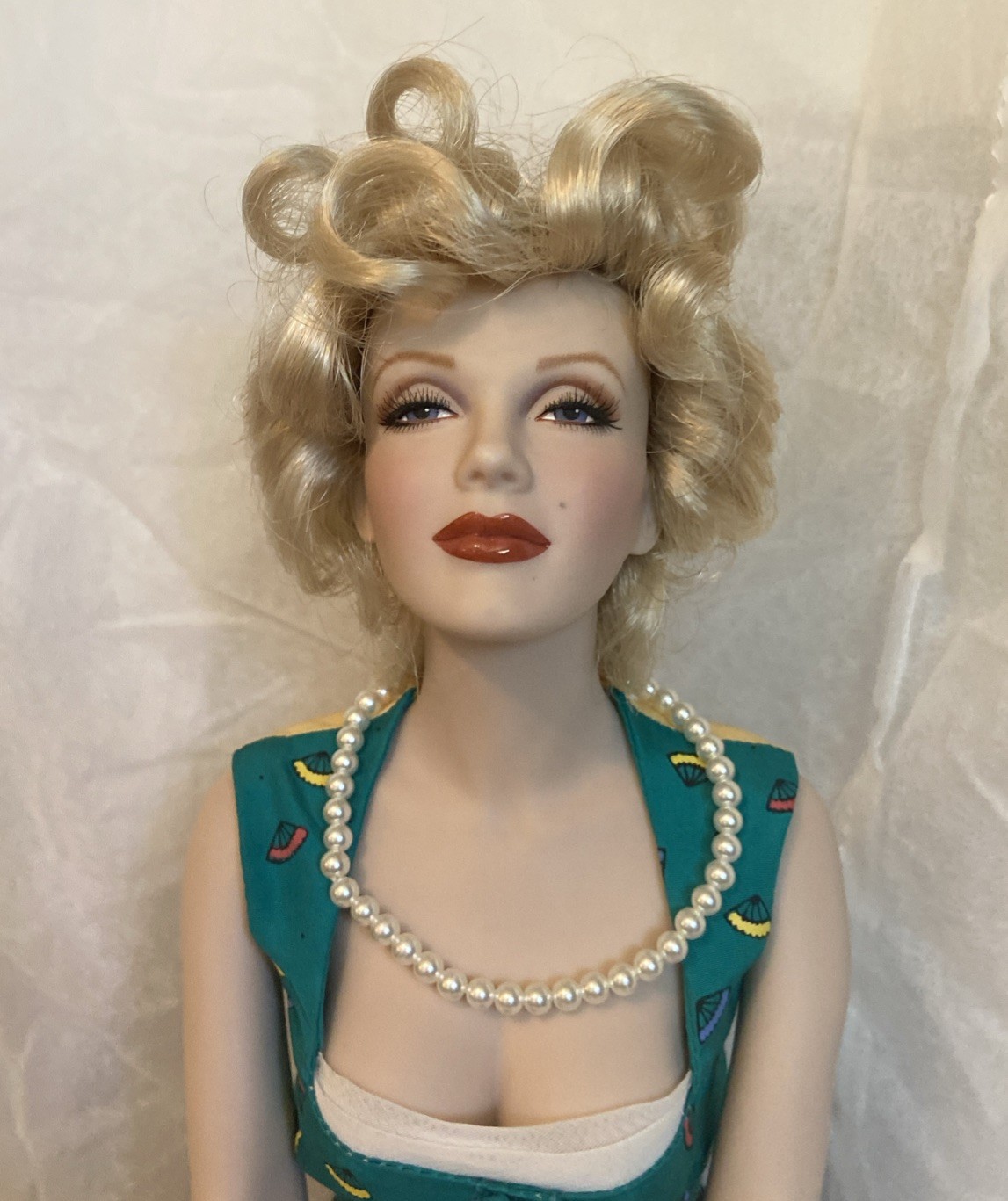 Marilyn Monroe Porcelain On Bench Franklin Mint.  Beautiful