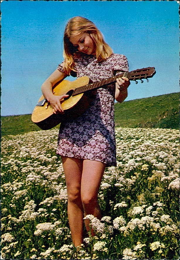 BLONDE Beauty / GUITAR - Pinup c1960s/1970s Vintage Postcard ( t1273) BLONDE Beauty / GUITAR - Pinup c1960s/1970s Vintage Postcard ( t1273)
