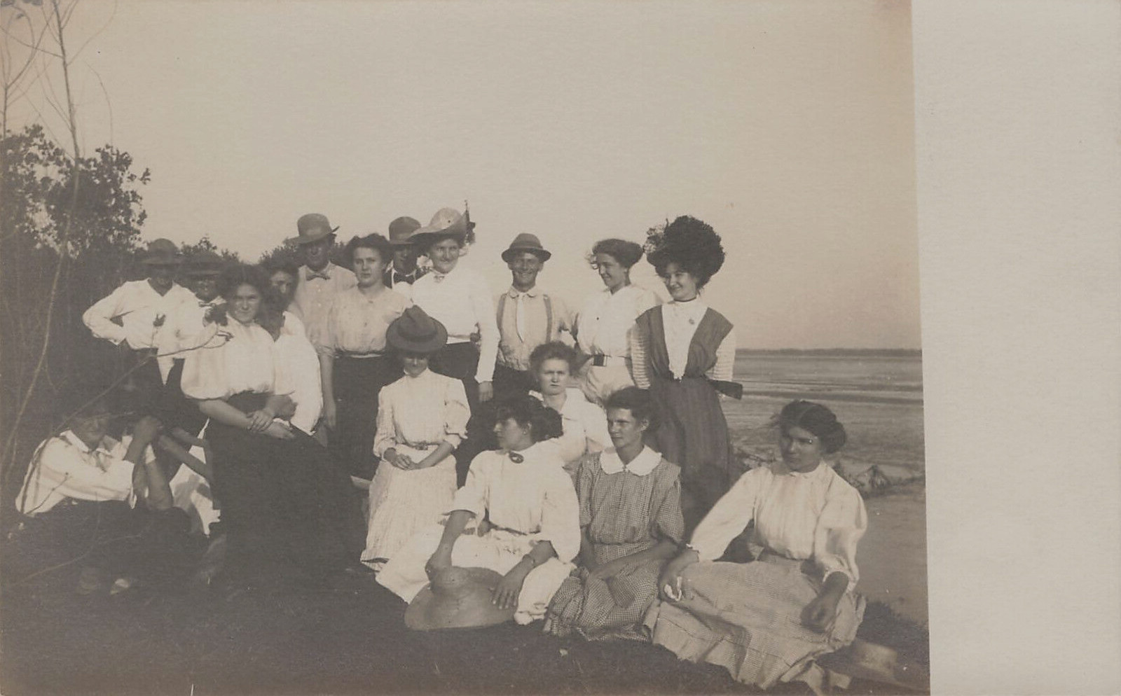 MEN & WOMEN GATHERED ON LAKE WATER EDGE PORTRAIT REAL PHOTO POSTCARD 1910 RPPC