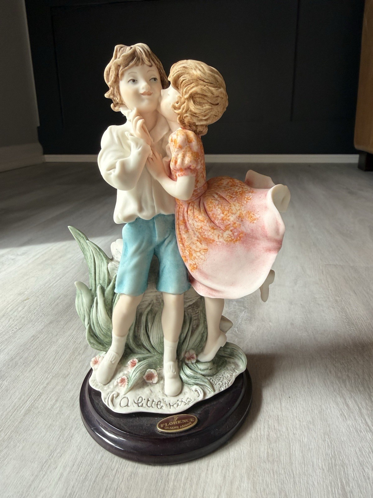 Giuseppe Armani A Little Kiss 1607C 2001 Florence Italy Boy Girl Figurine