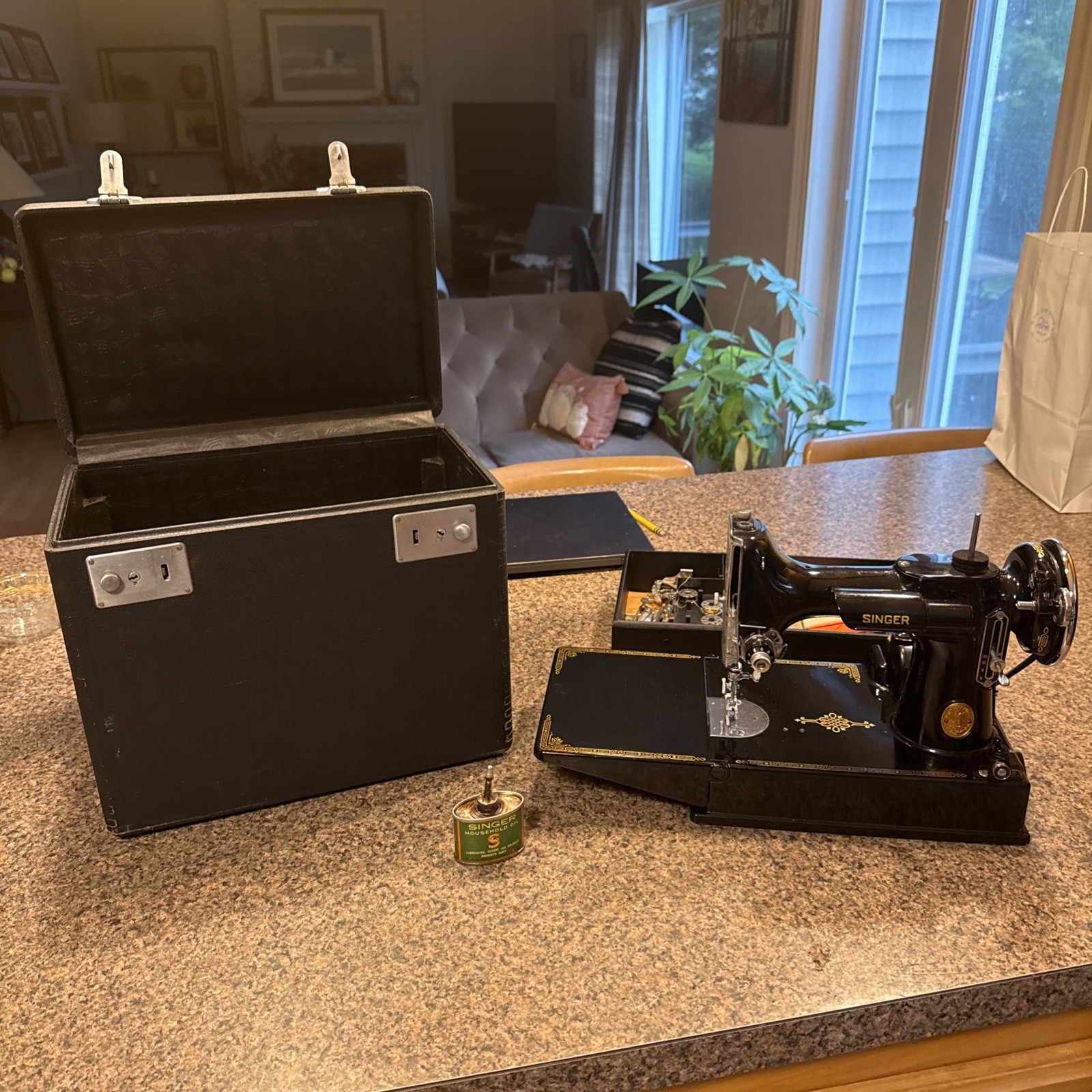 vintage 1940s singer sewing machine Featherweight