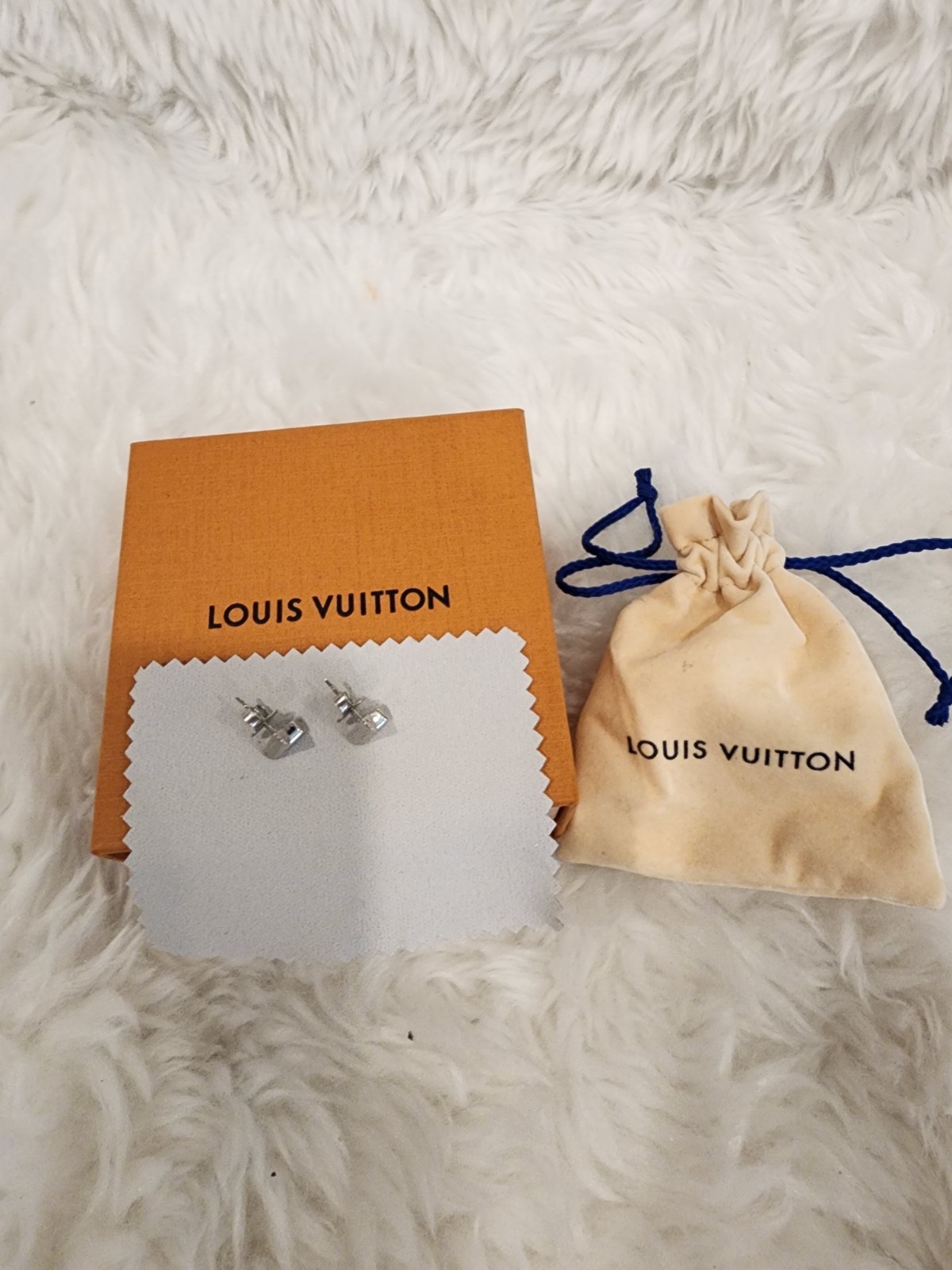Authentic LOUIS VUITTON Earrings V Logo Silver Tone Metal Stud Earrings France
